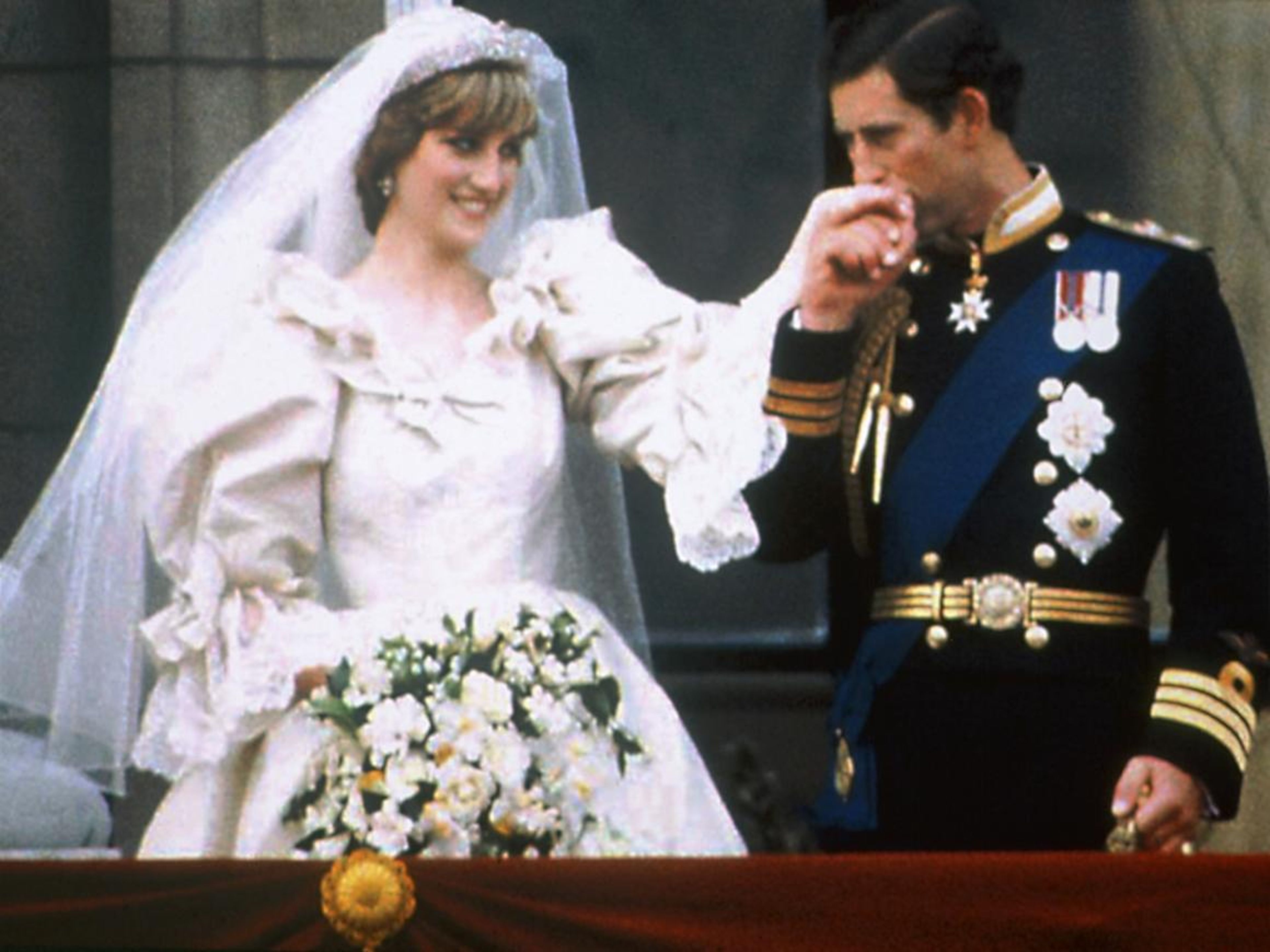 Lady Diana se casó con el príncipe Carlos el 29 de julio de 1981 en la Catedral de San Pablo de Londres. Posteriormente se le concedió el título de SAR, princesa Diana de Gales.