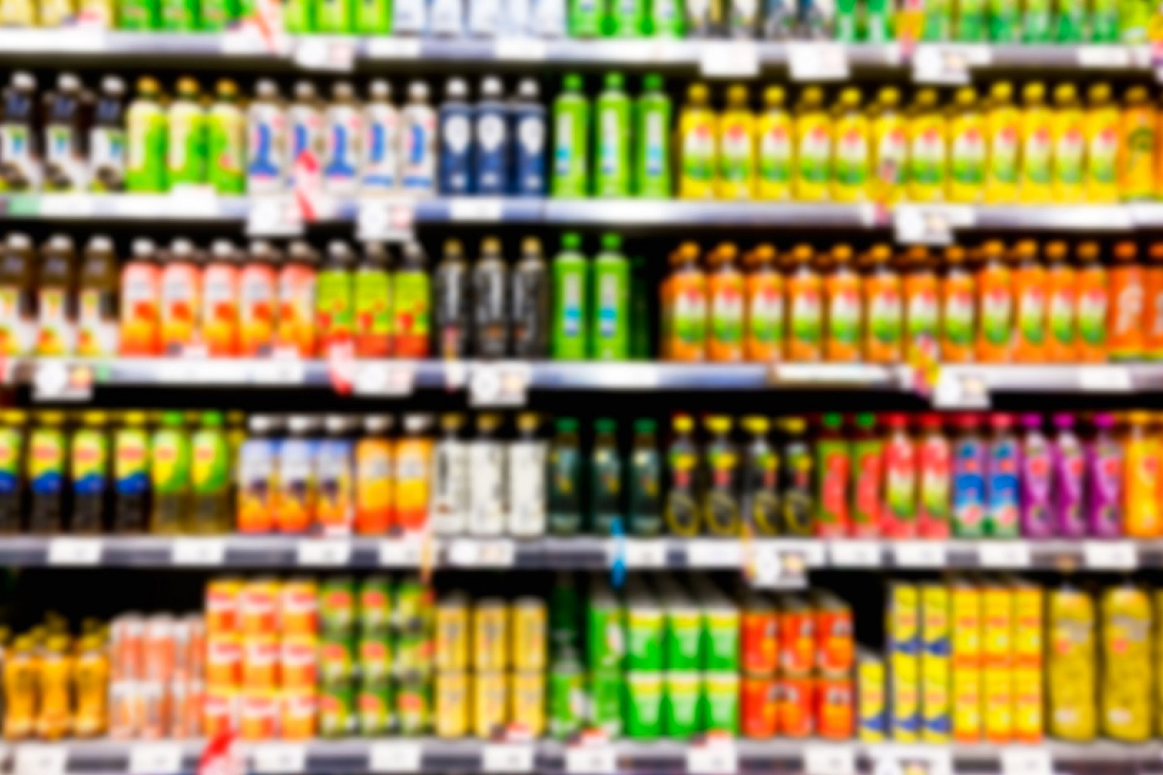 Lineal de bebidas y zumos en un supermercado