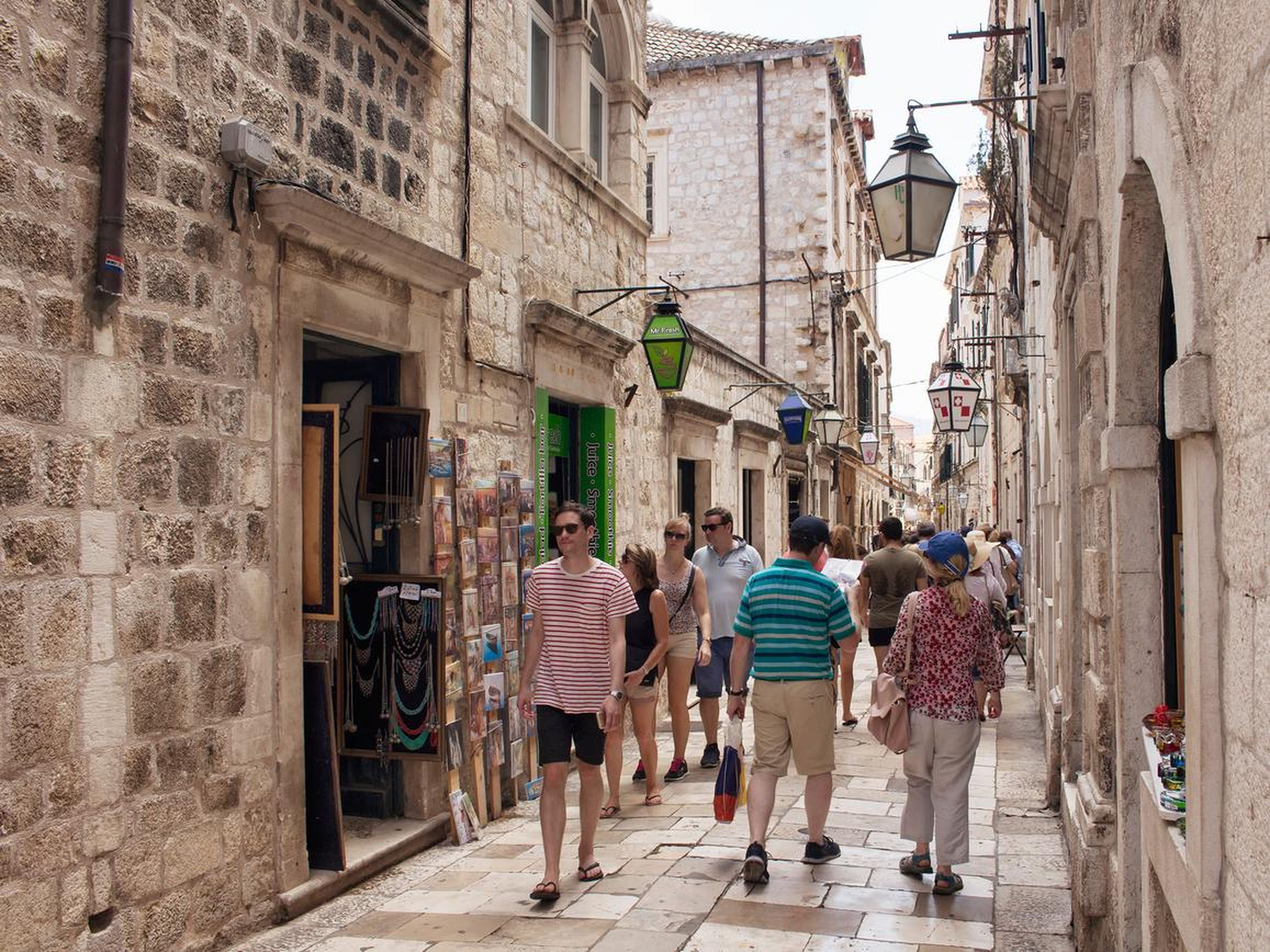 Turistas de compras en Dubrovnik.