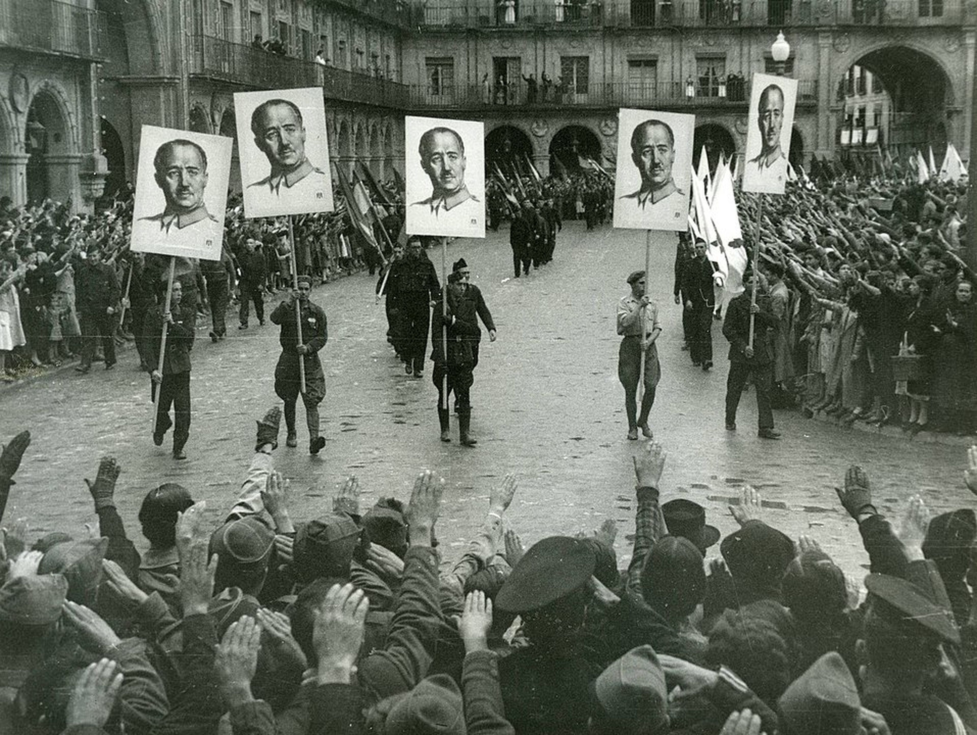 Manifestación a favor de Franco en Salamanca en 1937