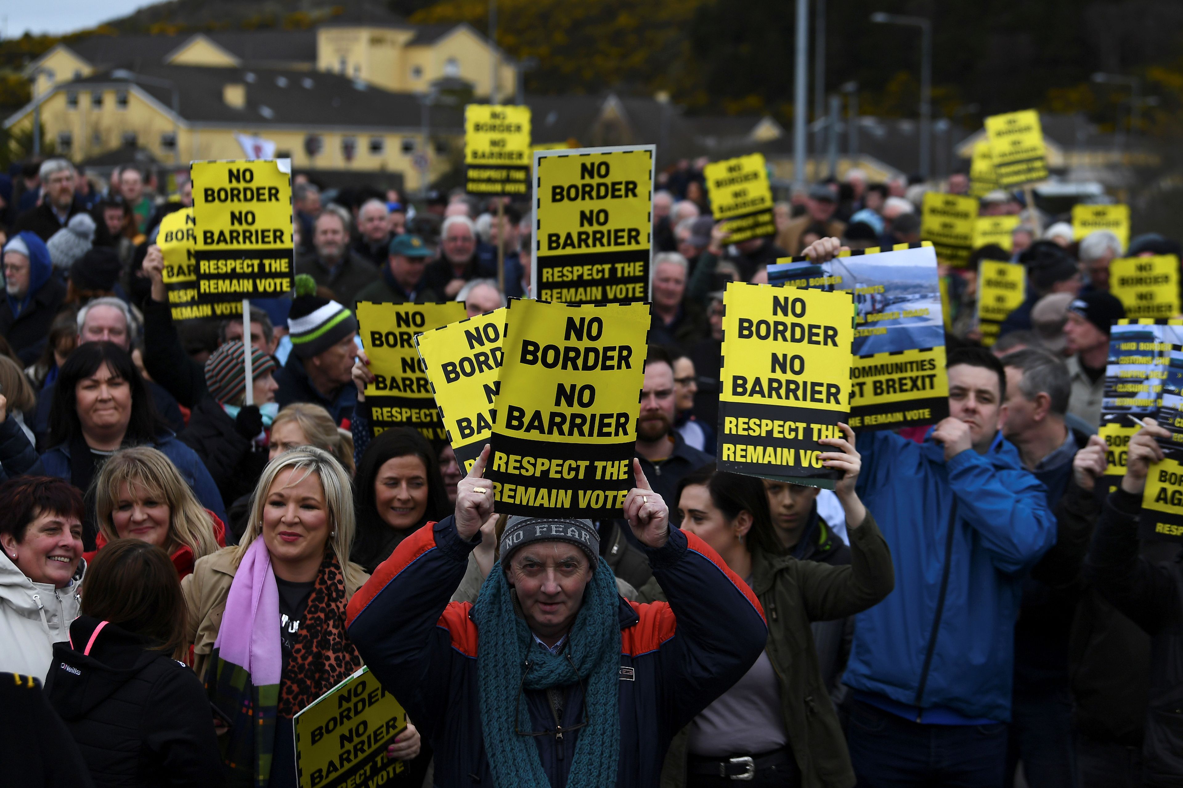 Manifestantes del contra el Brexit en la frontera de Irlanda del Norte y la República de Irlanda.