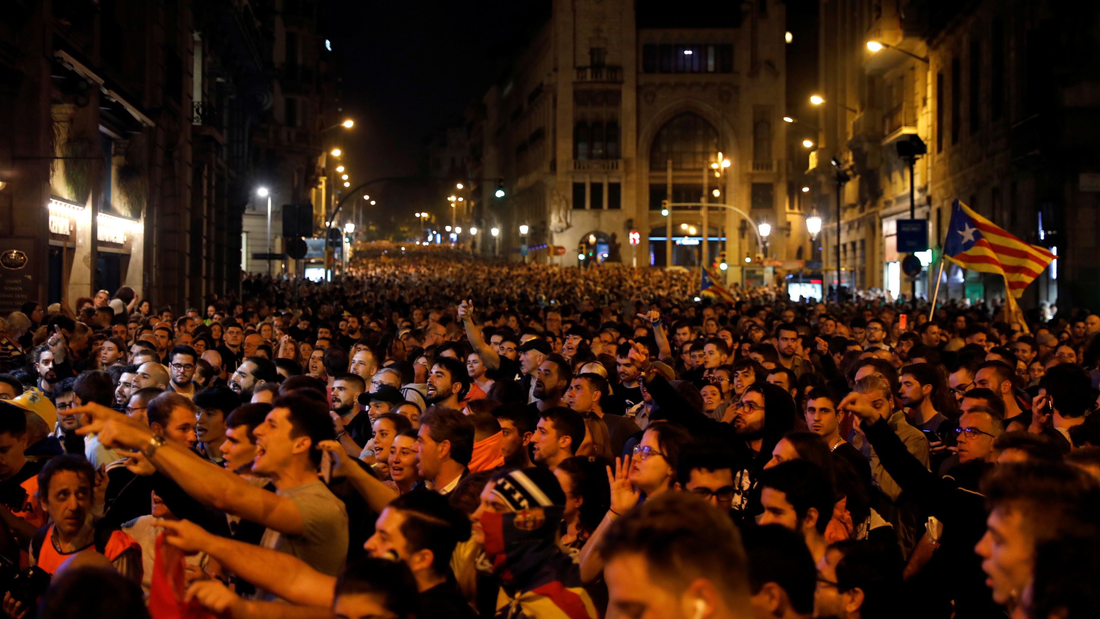 Miles de personas se manifiestan en el centro de Barcelona para protestar contra la sentencia del procés.