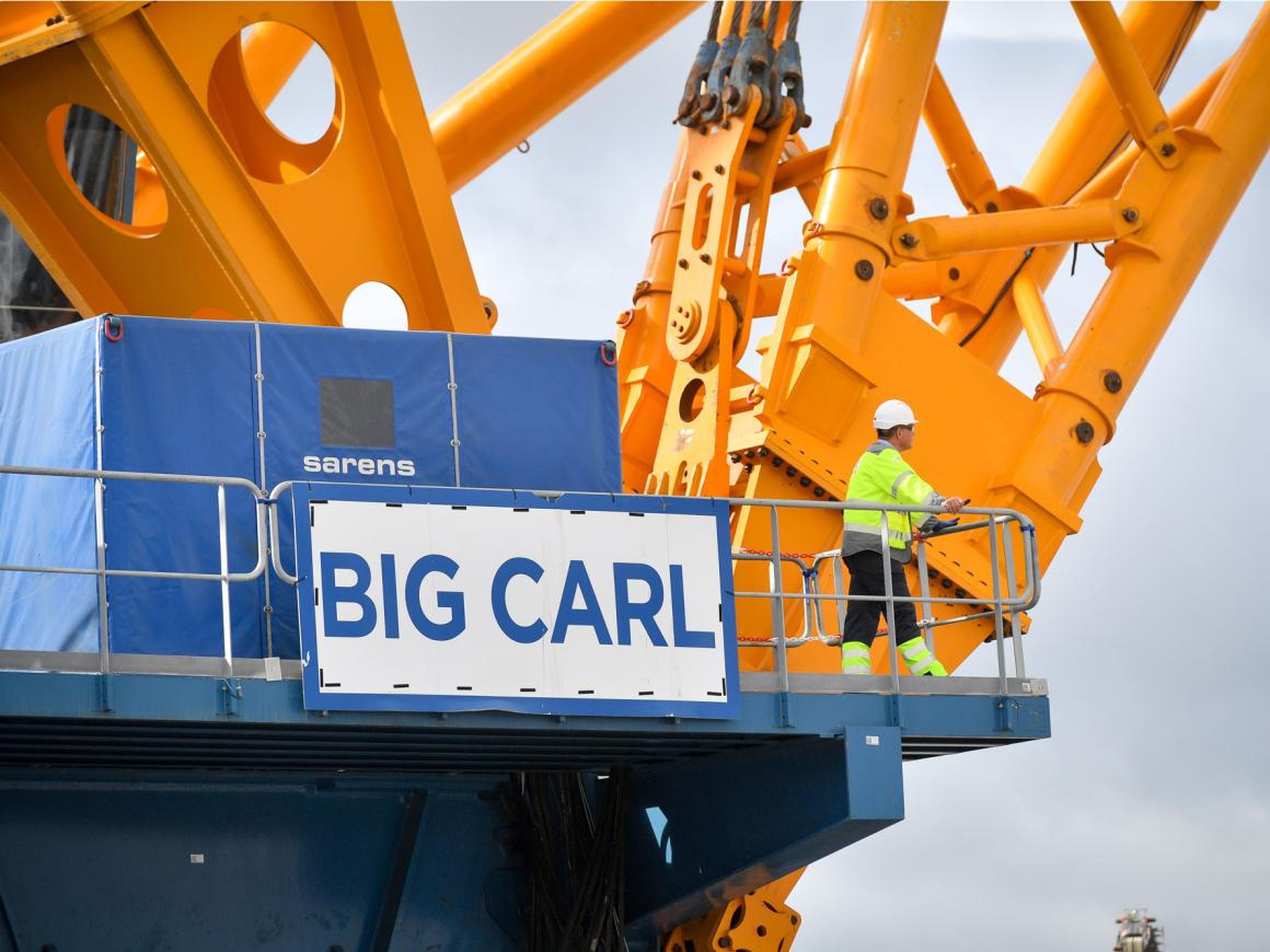 Así es 'Big Carl', la grúa más grande del mundo: puede levantar 3.000 toneladas y transportar 250 camiones.