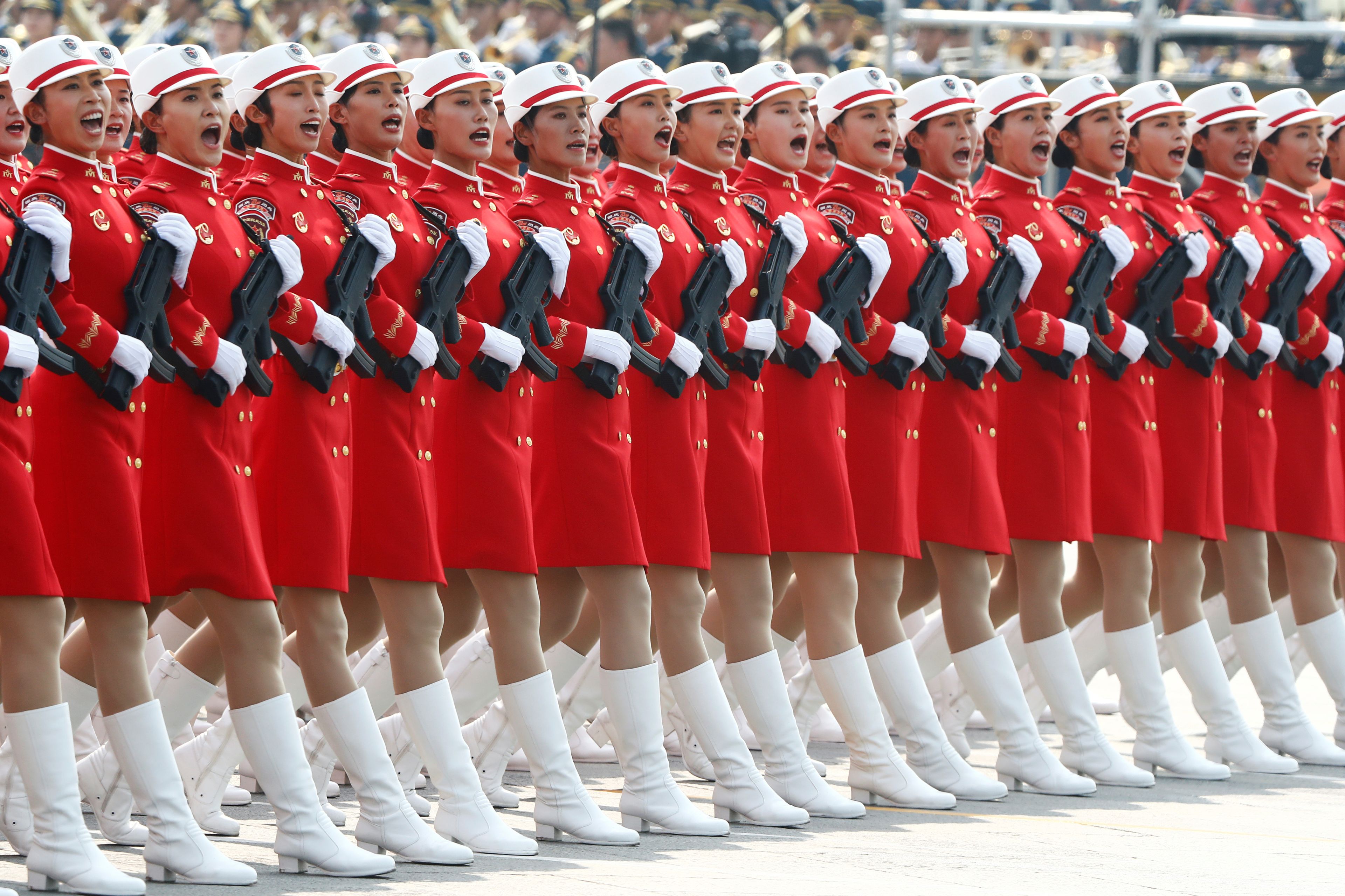 La milicia marcha en formación por la plaza de Tiananmen durante el desfile militar que conmemora el 70º aniversario de la fundación de la República Popular China.