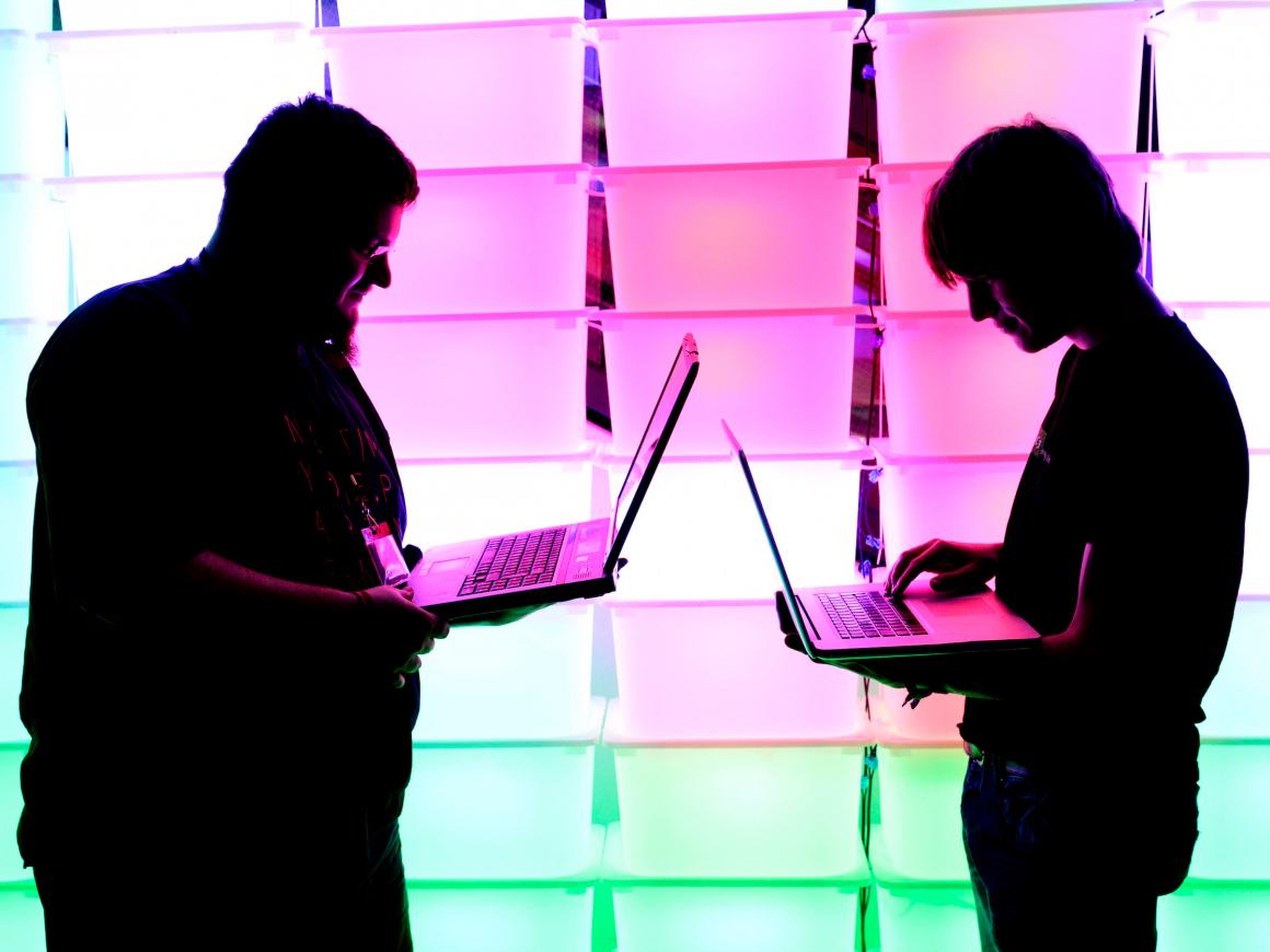 Dos personas sujetando un ordenador