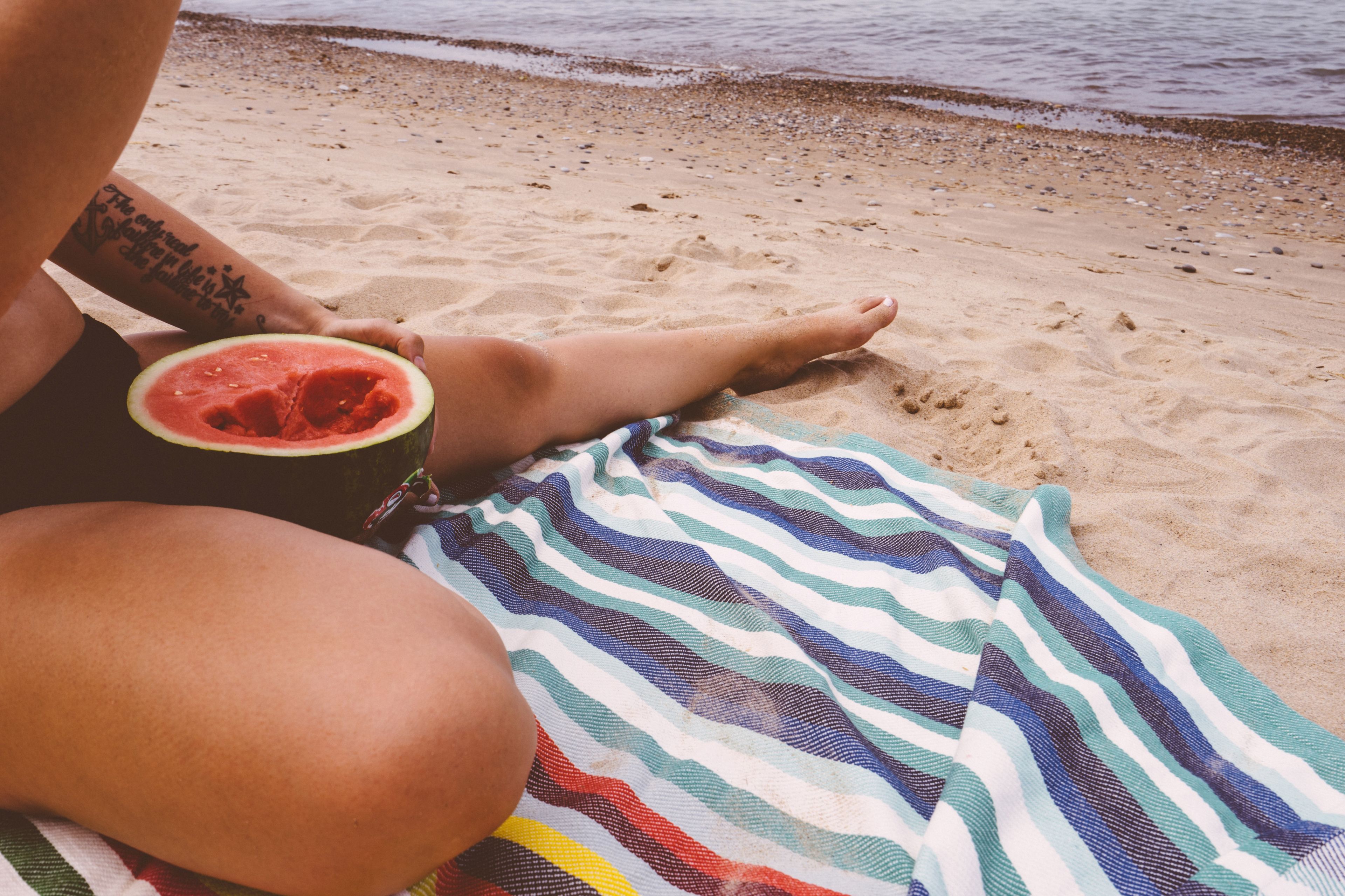 mujer comiendo sandía, playa