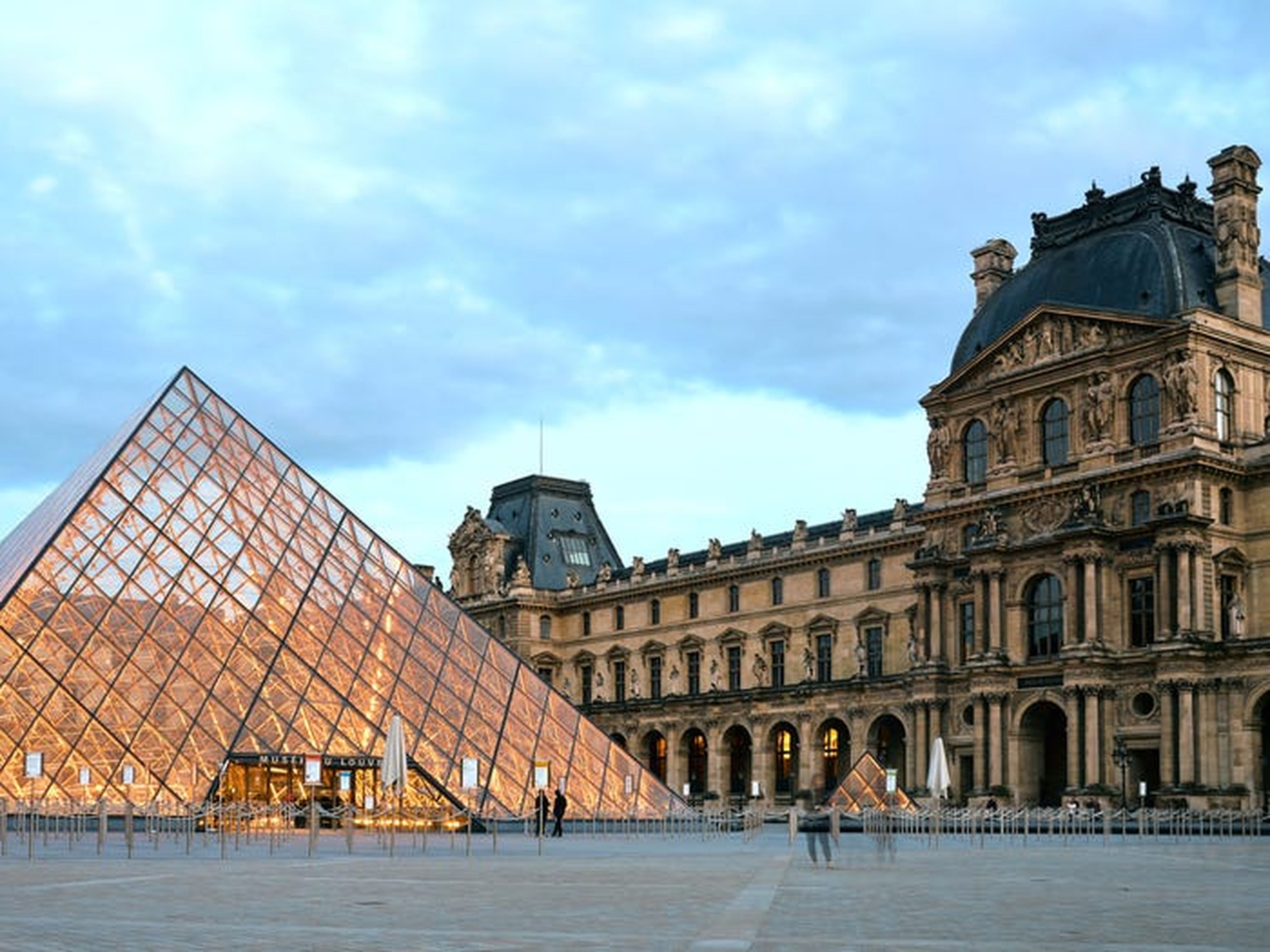 El museo del Louvre por la noche.