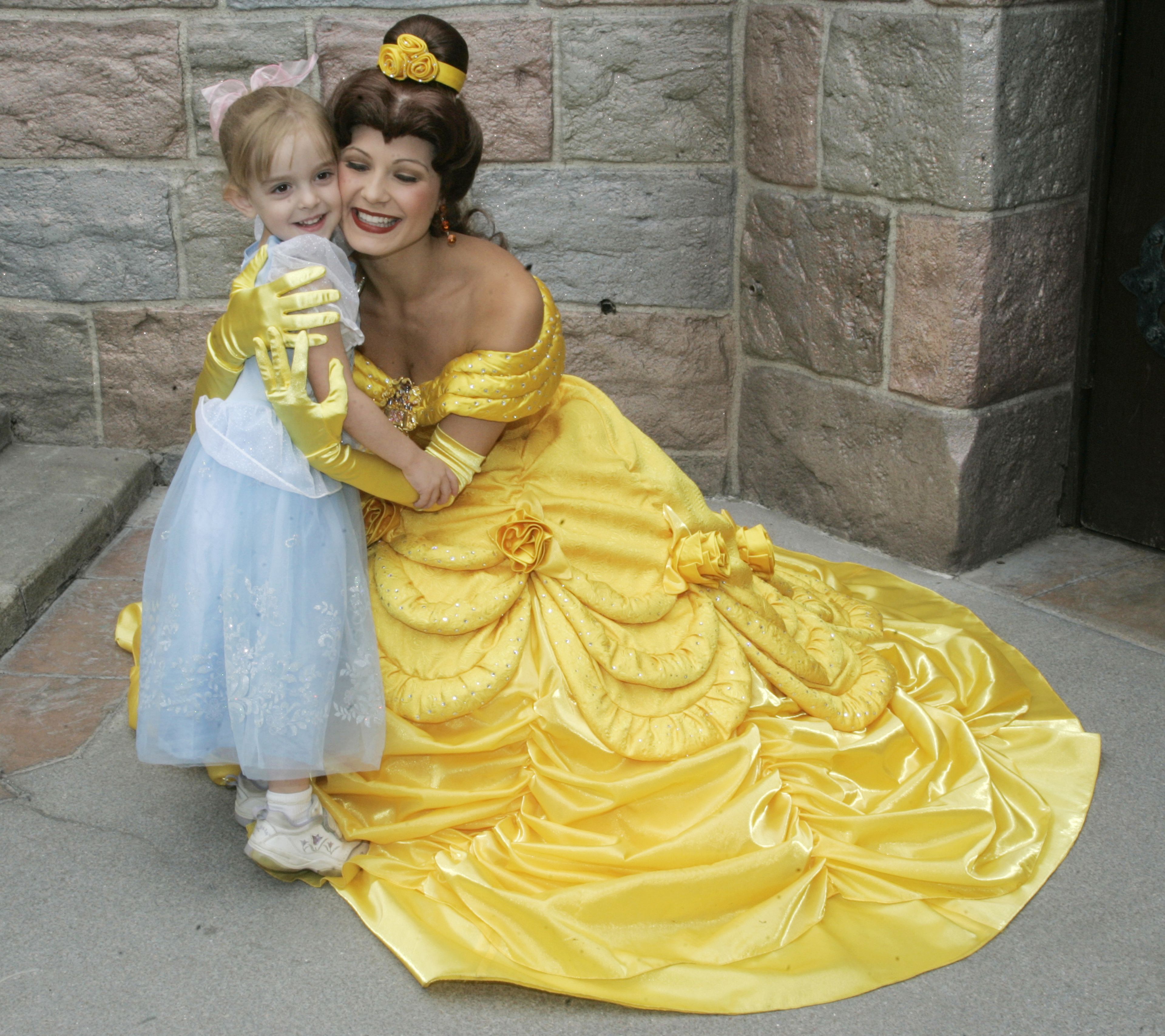 Una niña abraza en Disneyland a una princesa Disney