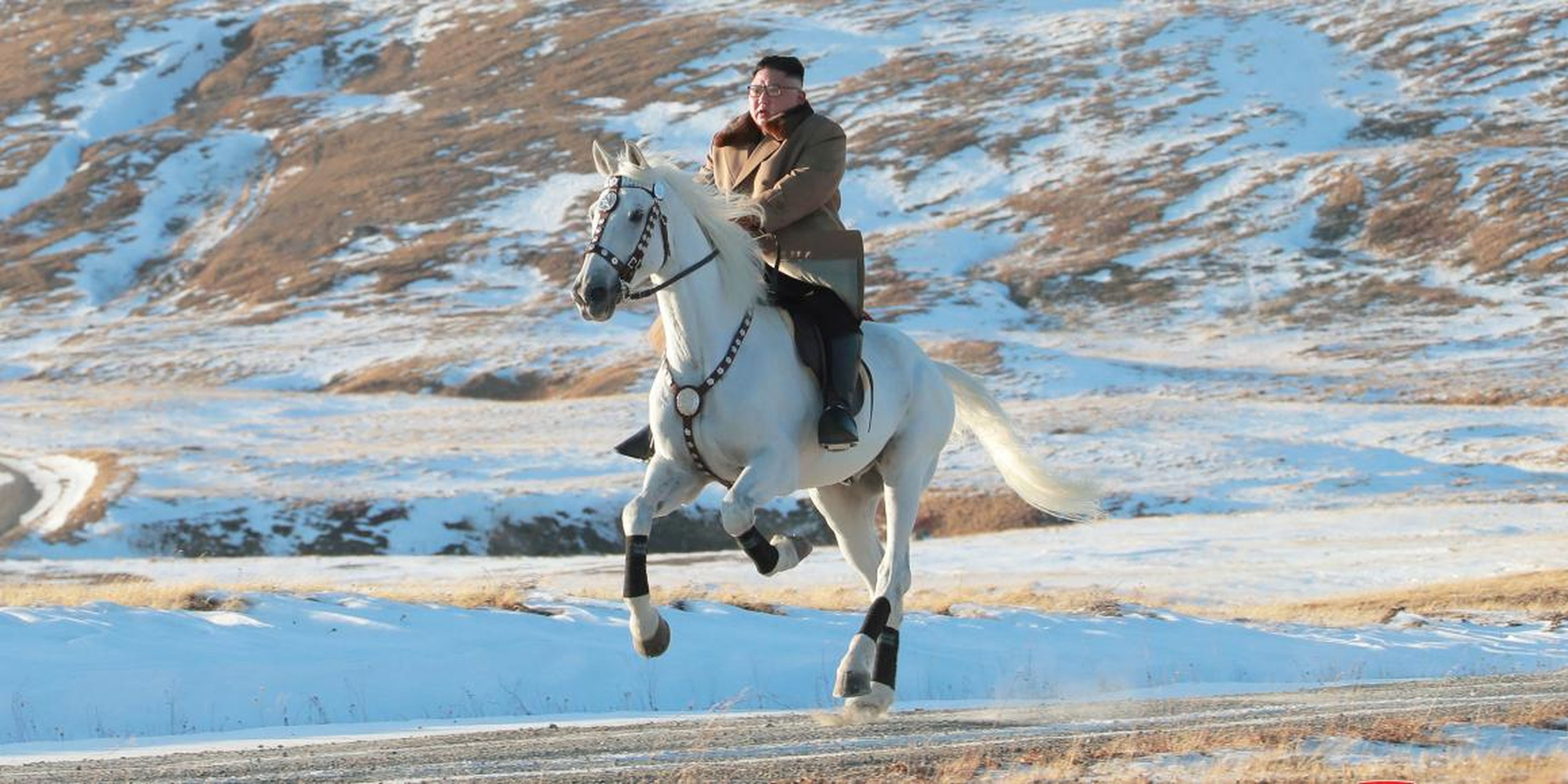 El líder norcoreano Kim Jong Un monta a caballo en el monte Paektu, repleto de nieve, en esta imagen propagandística.