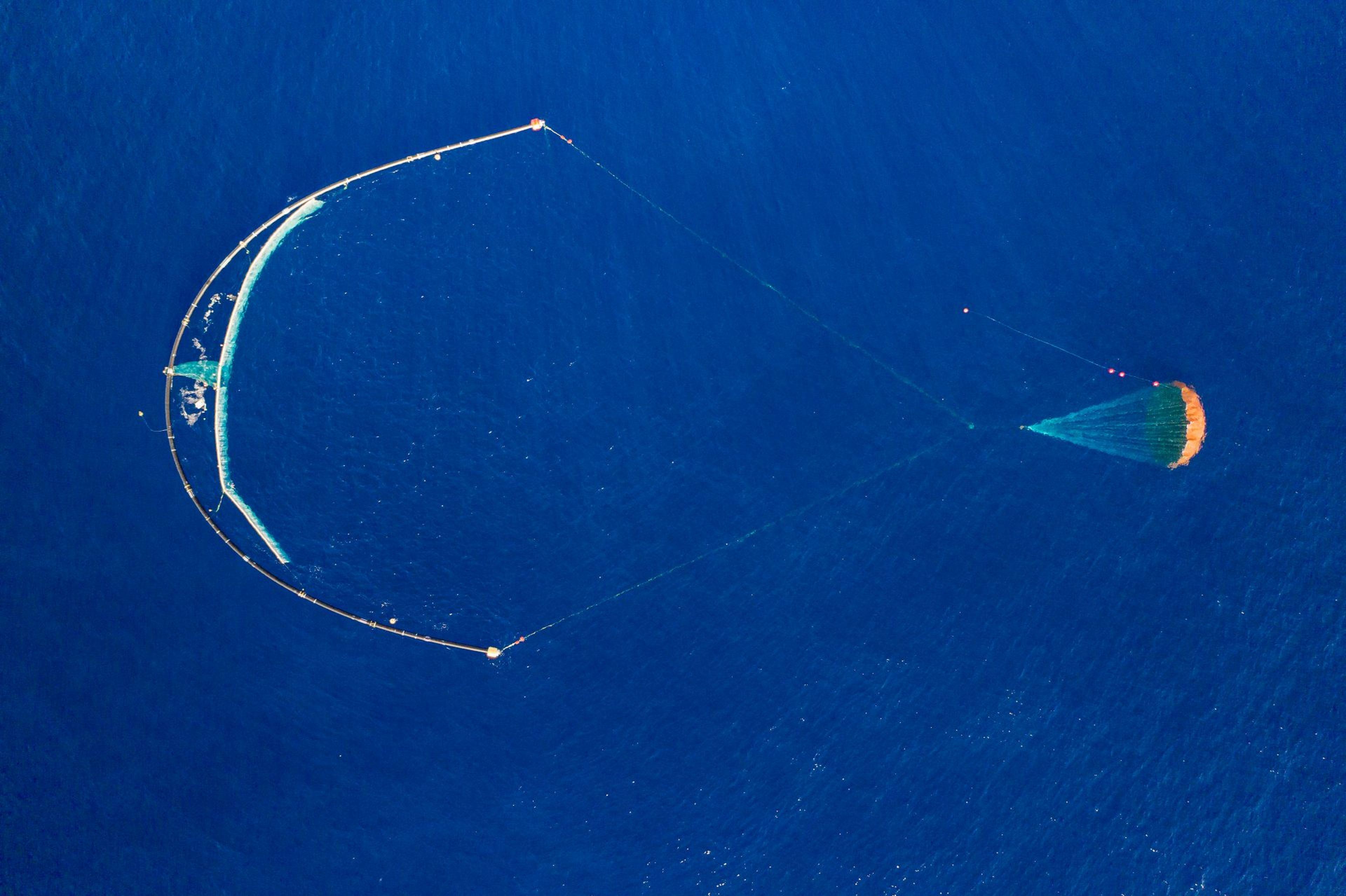 Vista aérea del dispositivo de Ocean Cleanup