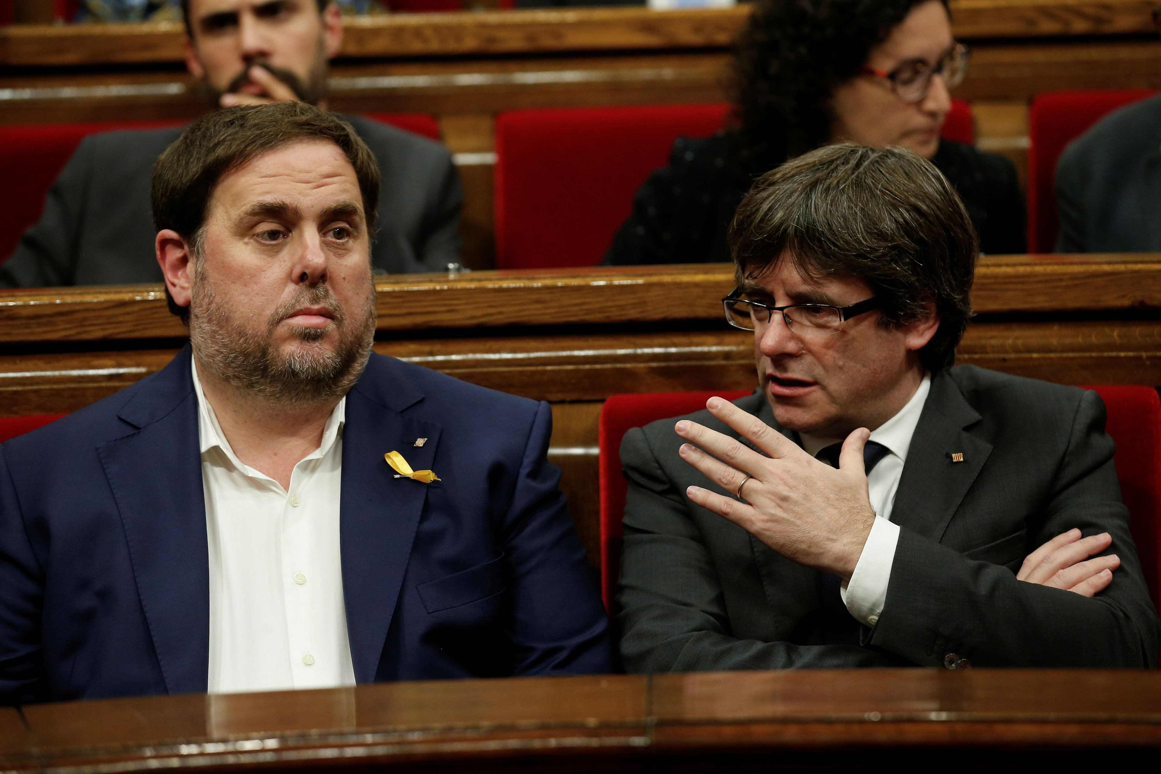 Oriol Junqueras y Carles Puigdemont, durante una sesión del Parlamento de Cataluña, en una fotografía de archivo.