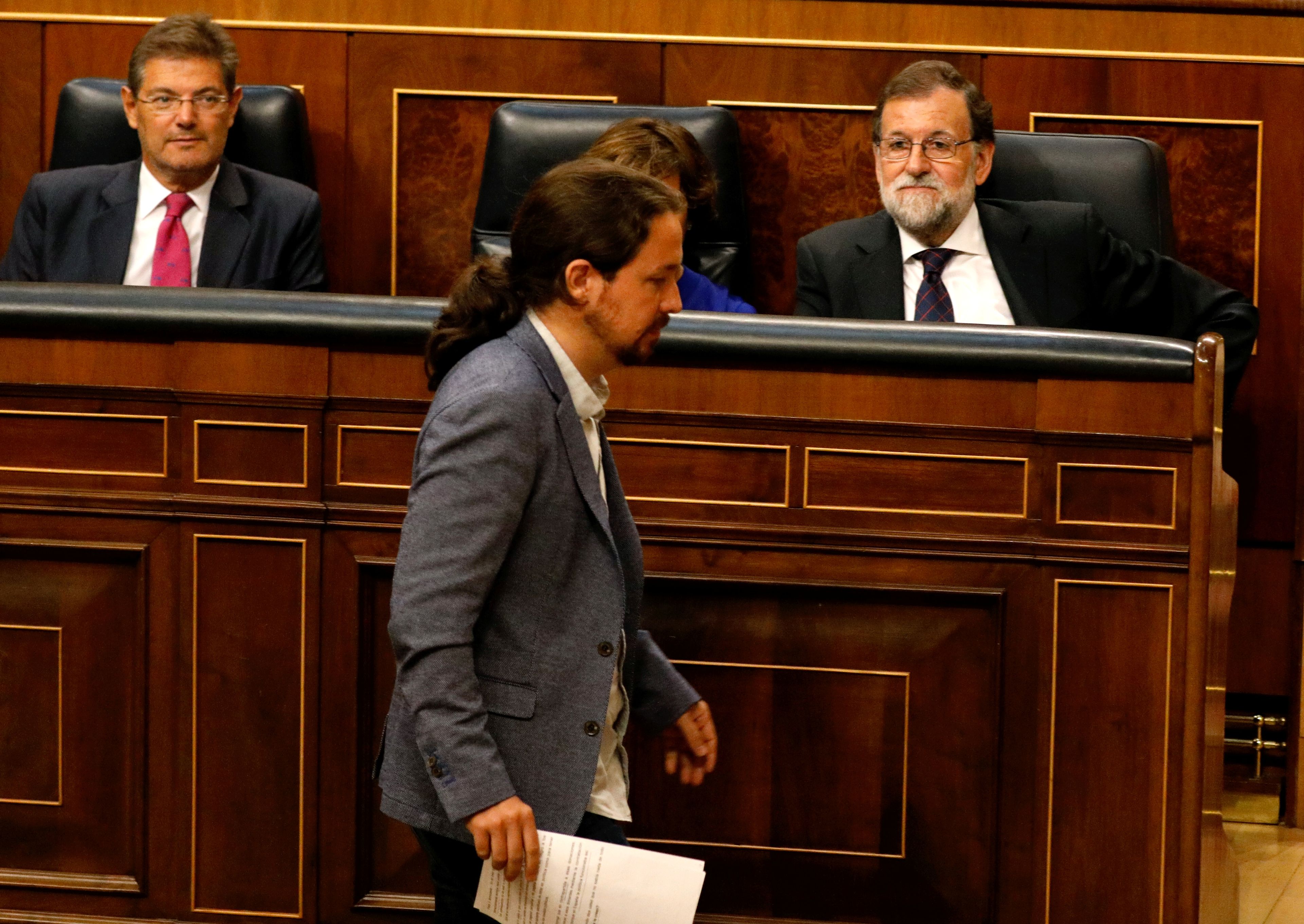 Pablo Iglesias, en un pleno del Congreso, frente al ahora expresidente del Gobierno Mariano Rajoy.