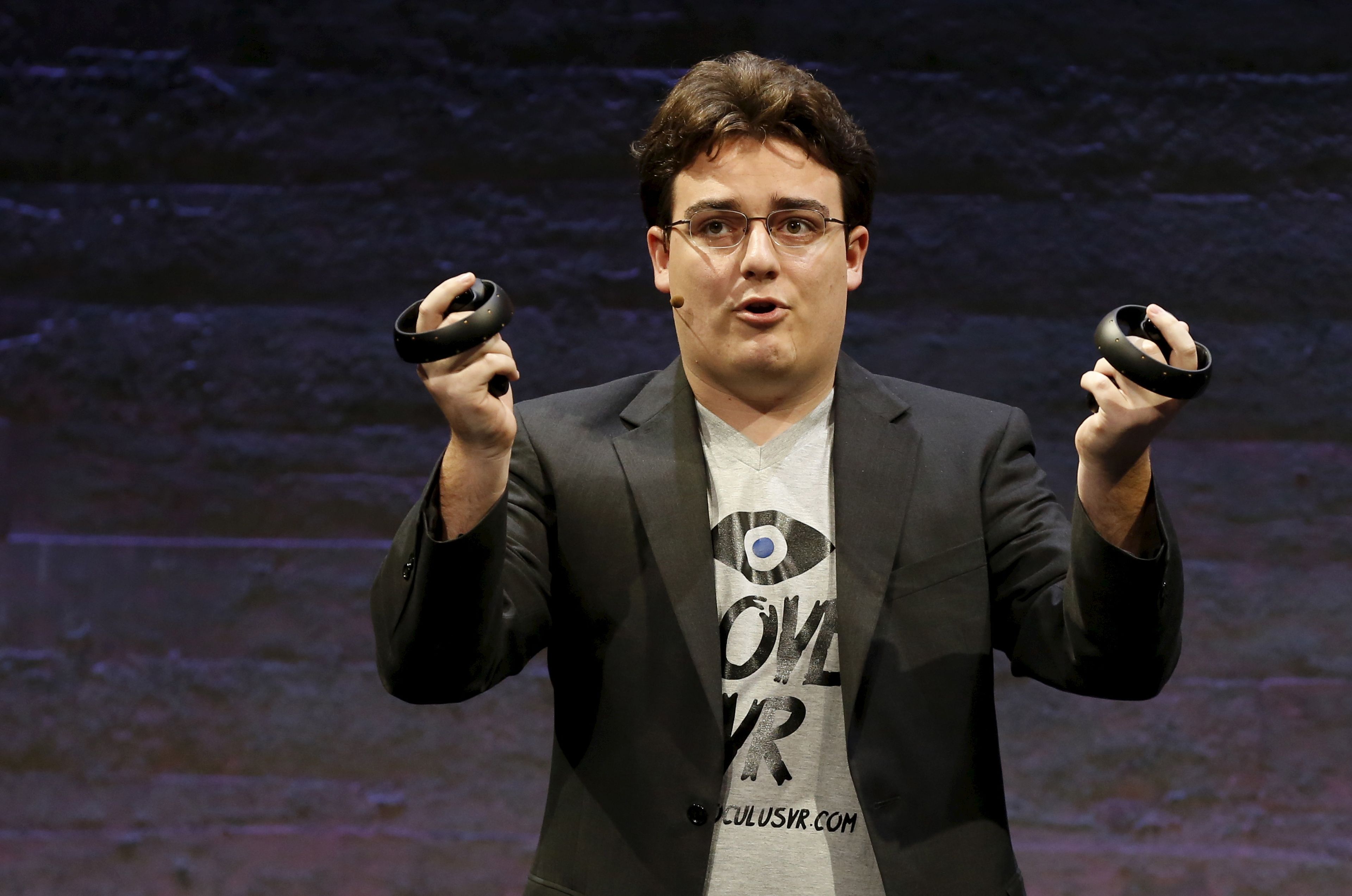 Palmer Luckey en 2015 presentando productos de Oculus