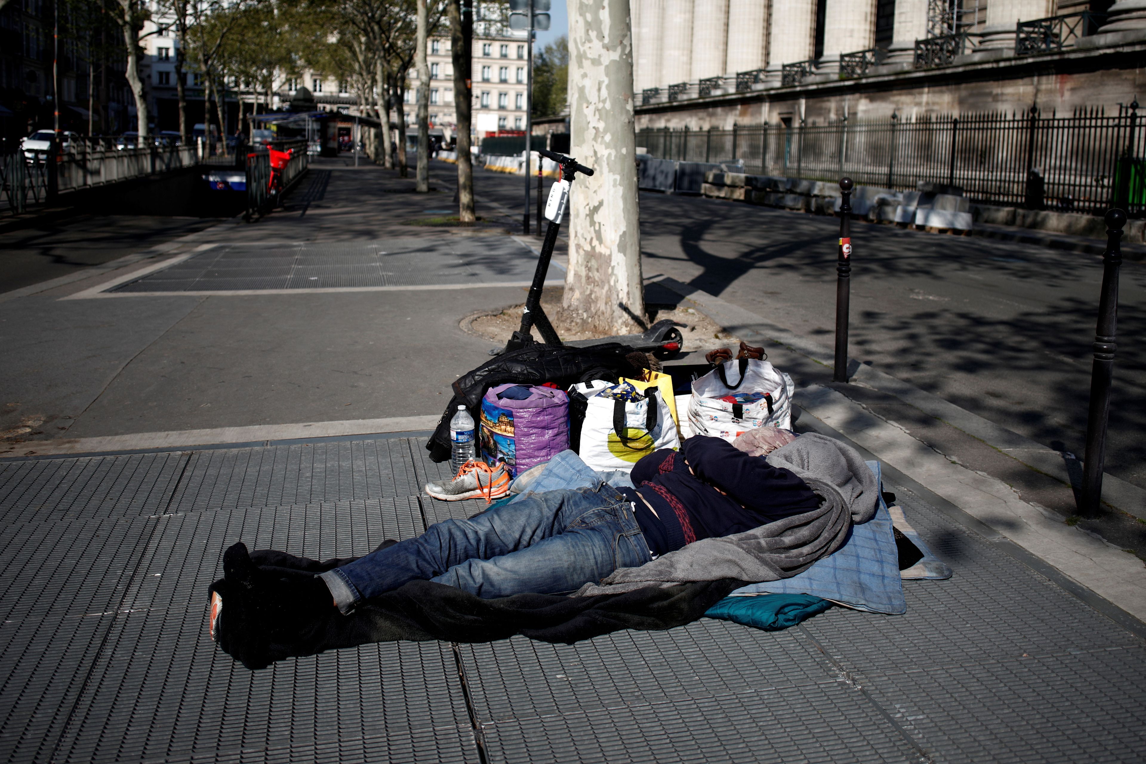 Una persona sin hogar en la calle en París.