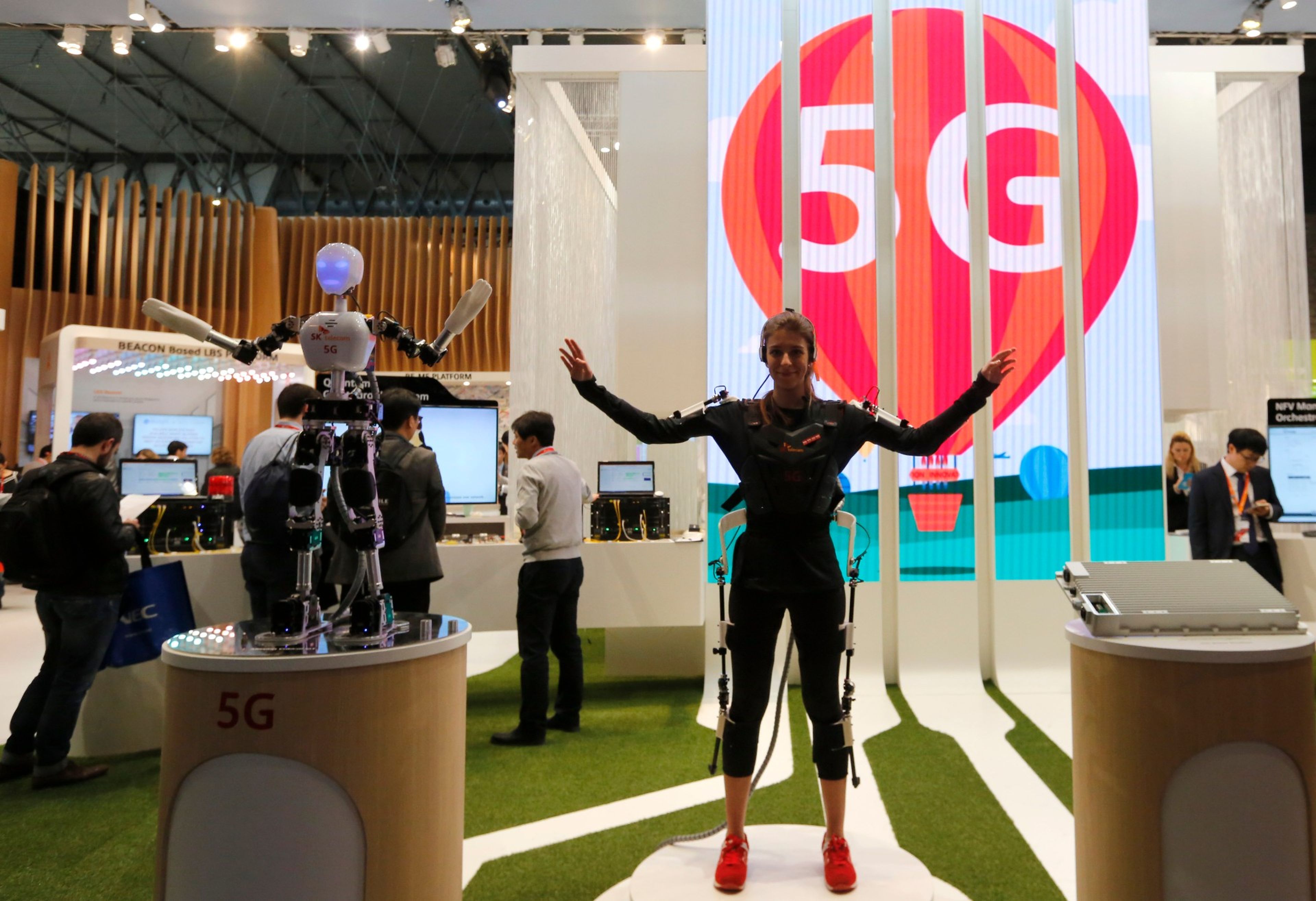 Una persona utiliza el 5G para mover a robot de SK Telecom en el MWC de 2015.