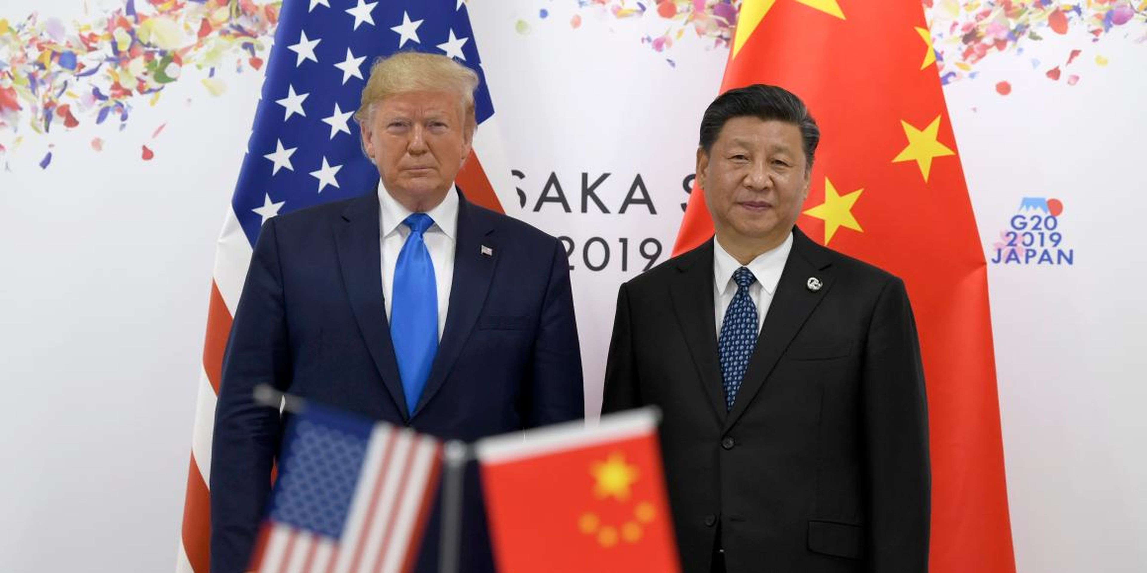 El presidente Donald Trump posa junto al presidente de China Xi Jinping