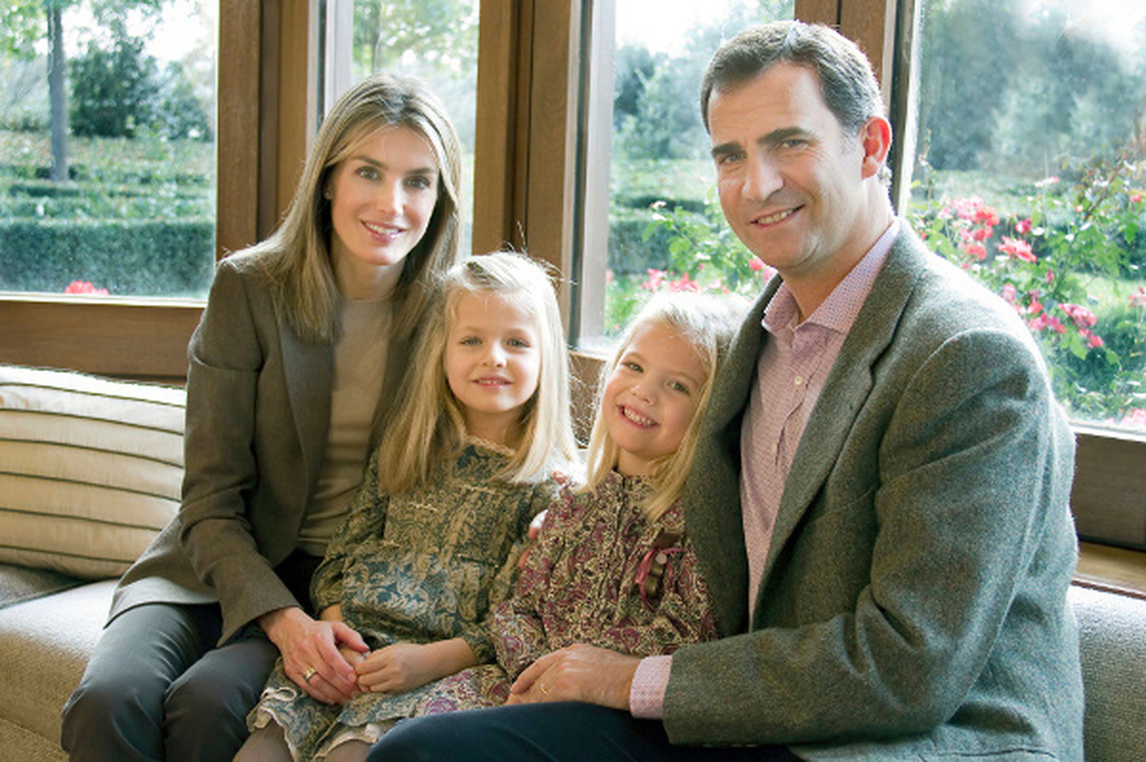 La princesa Leonor posa junto a su familia en la foto de la tarjeta navideña.