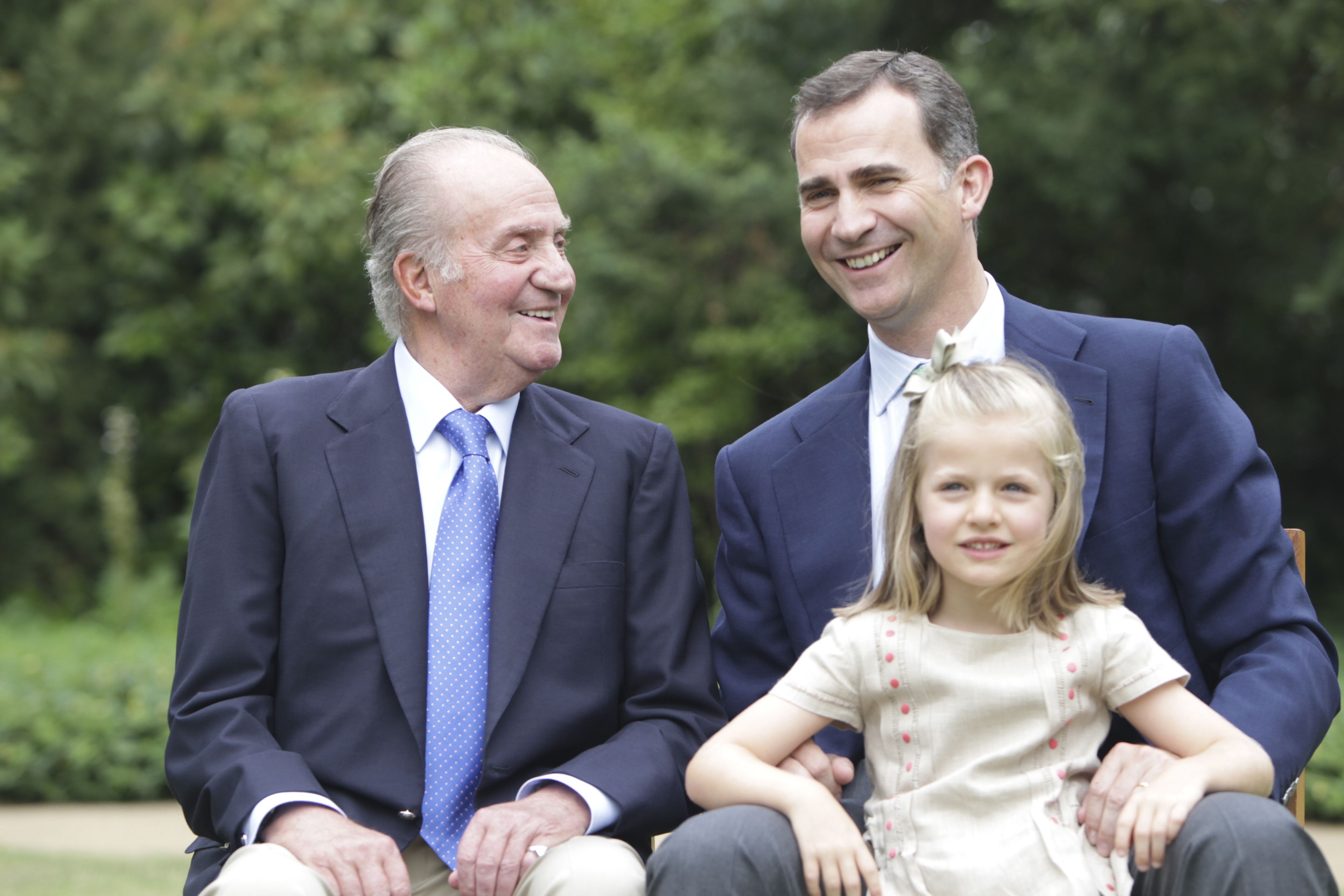 La princesa Leonor junto con su padre y su abuelo en los jardines del Palacio de La Zarzuela.​
