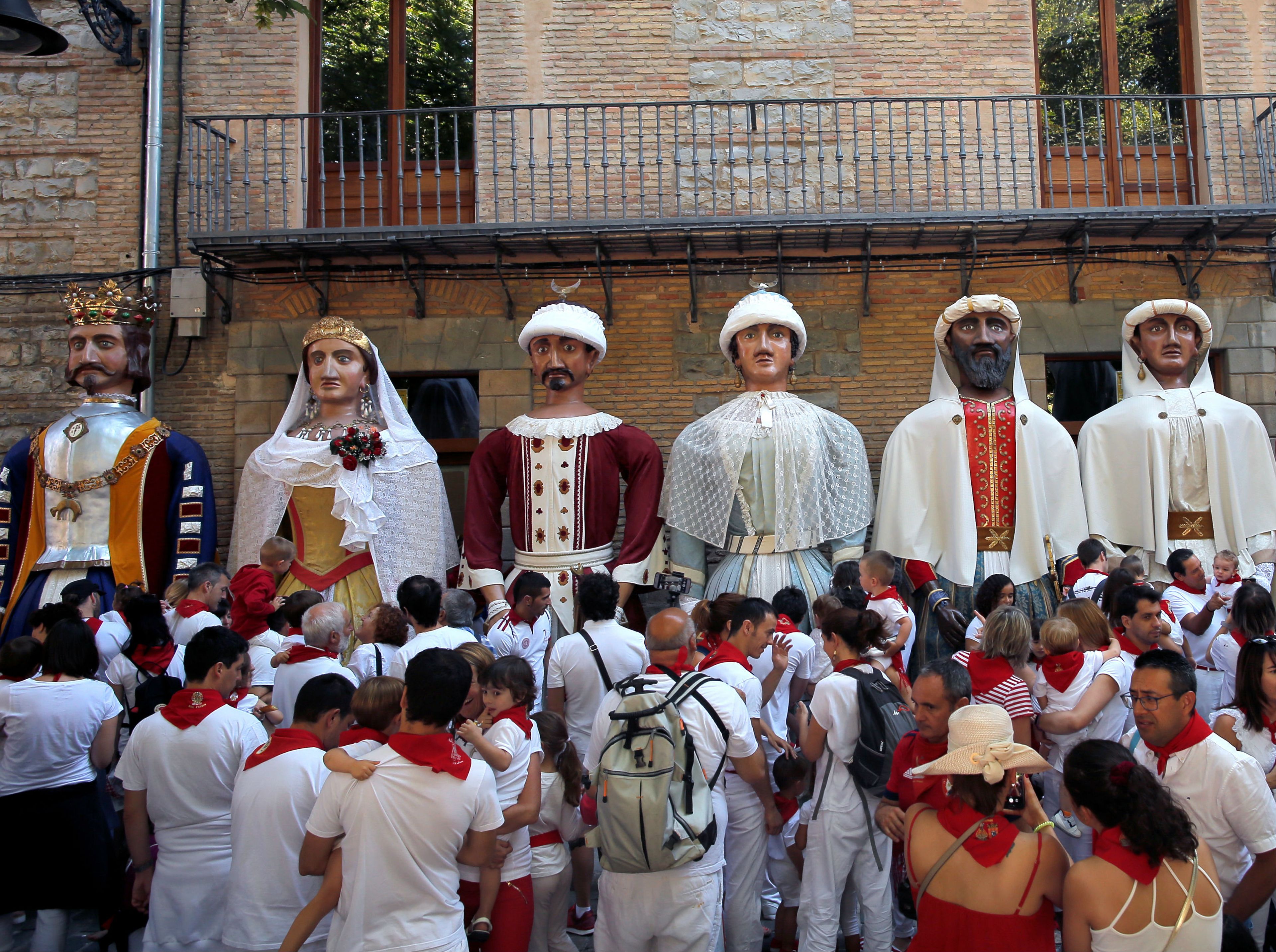 Una procesión de gigantes y cabezudos en Pamplona.