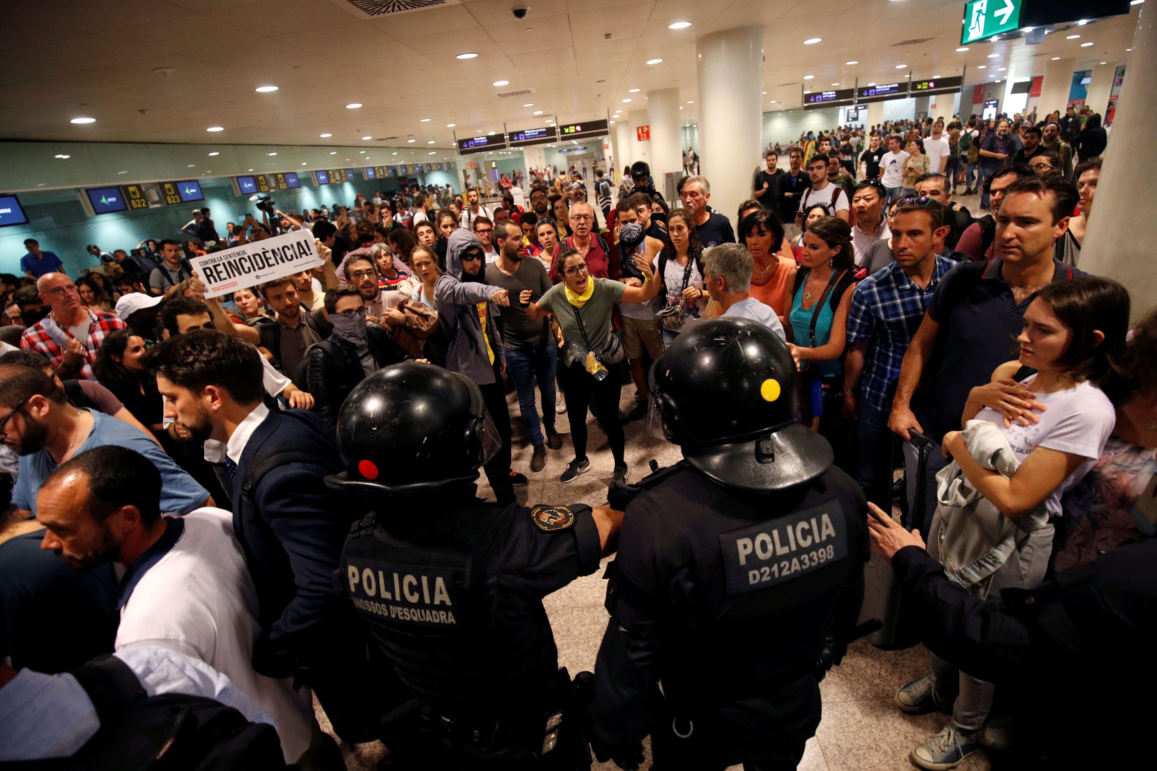 Protestas en el aeropuerto de El Prat tras conocerse la sentencia del procés.