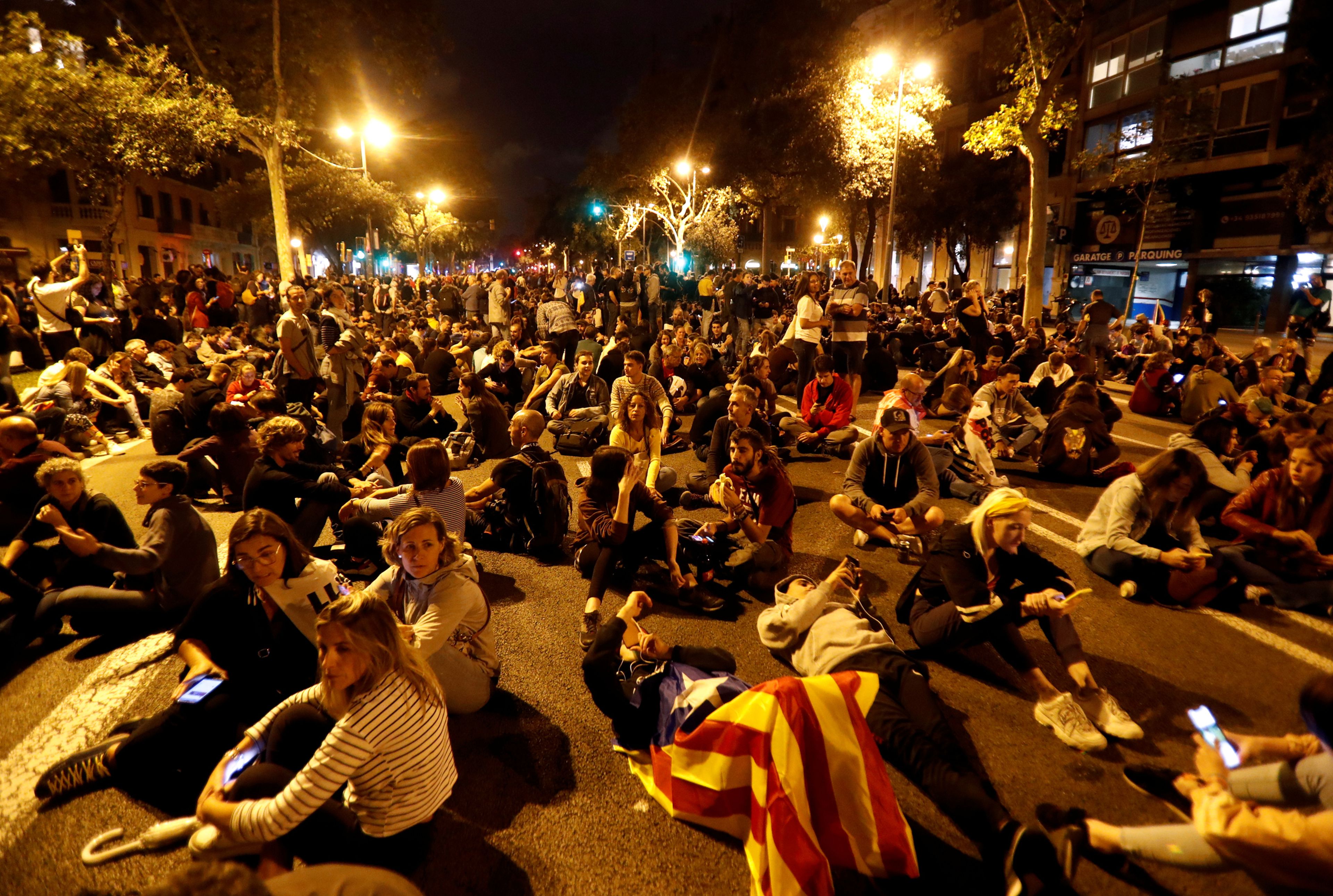 Un grupo de manifestantes protagoniza una sentada en la Diagonal durante las protestas contra la sentencia del procés de este domingo 21 de octubre, la séptima jornada consecutiva con movilizaciones en las calles.