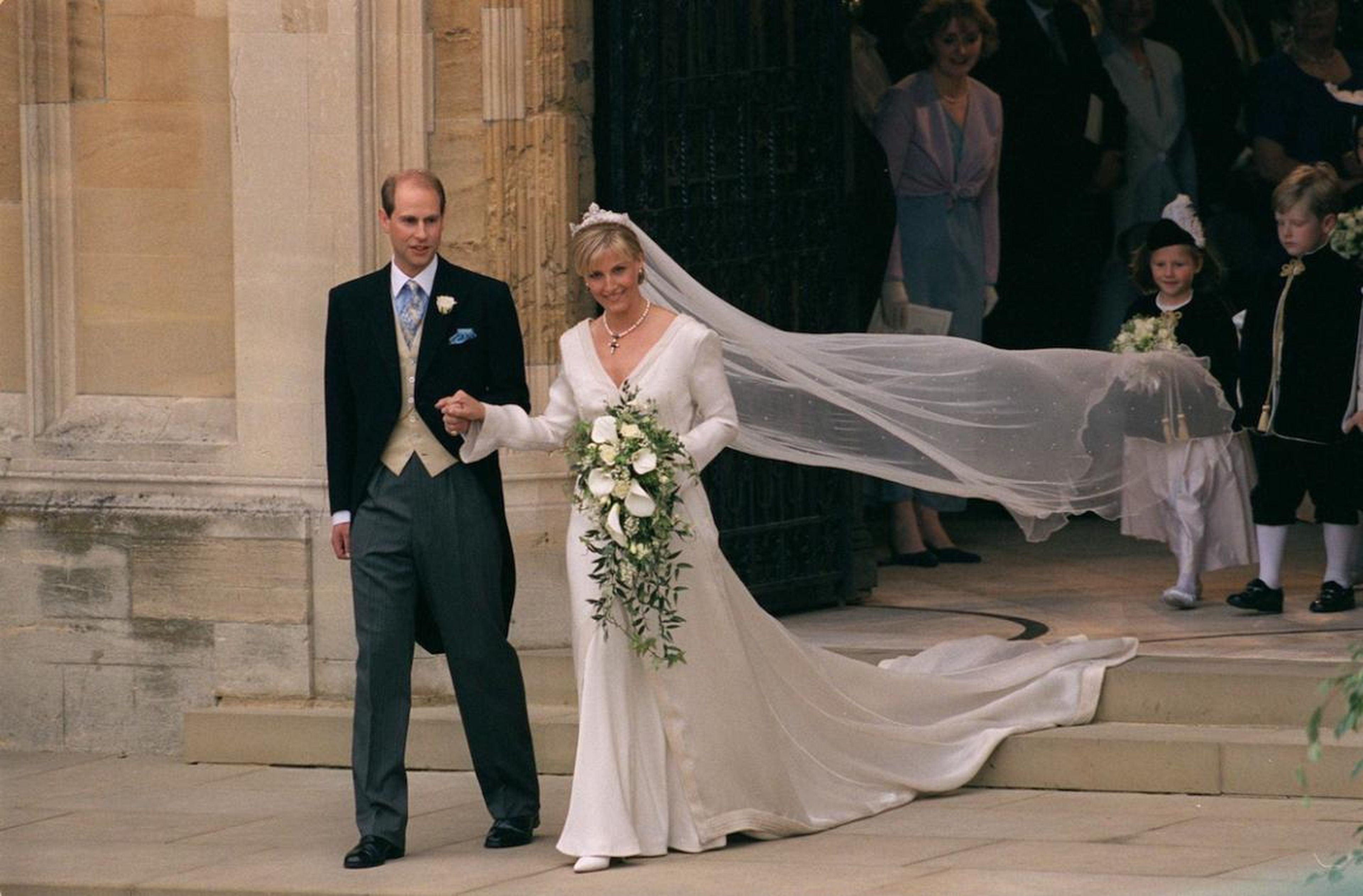 El hijo menor de la reina, el príncipe Eduardo, se casó con Sophie Helen-Rhys Jones en el verano de 1999. Sophie se convirtió oficialmente en la condesa de Wessex al casarse.