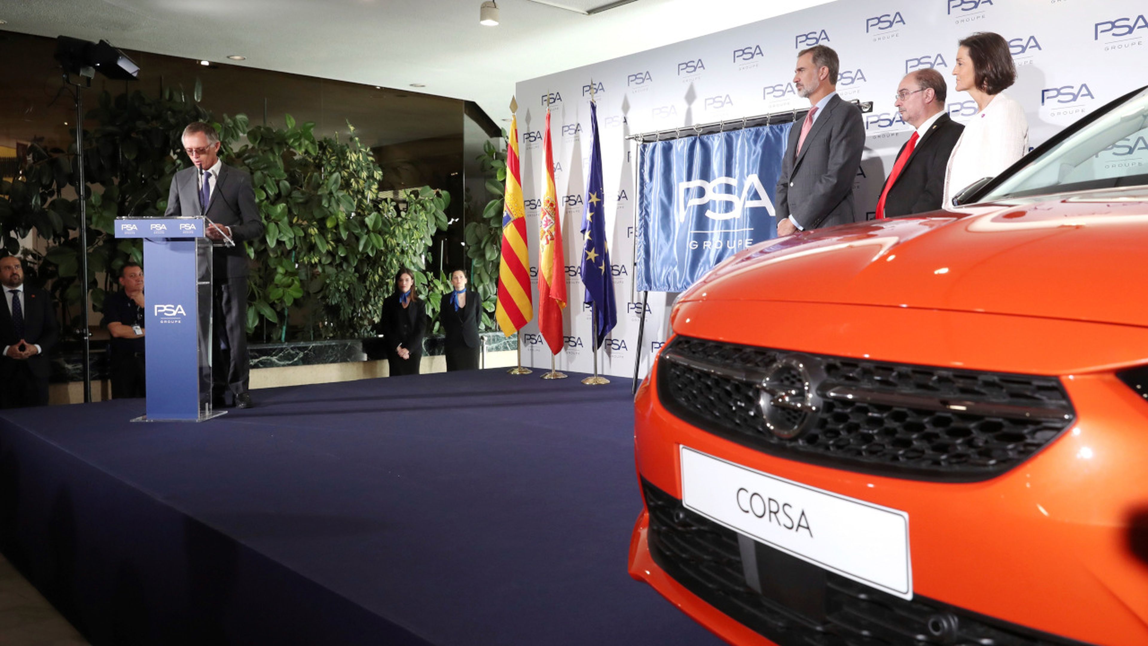 El Rey escucha el discurso del CEO de PSA, Carlos Tavares, en su visita a la planta de Zaragoza.