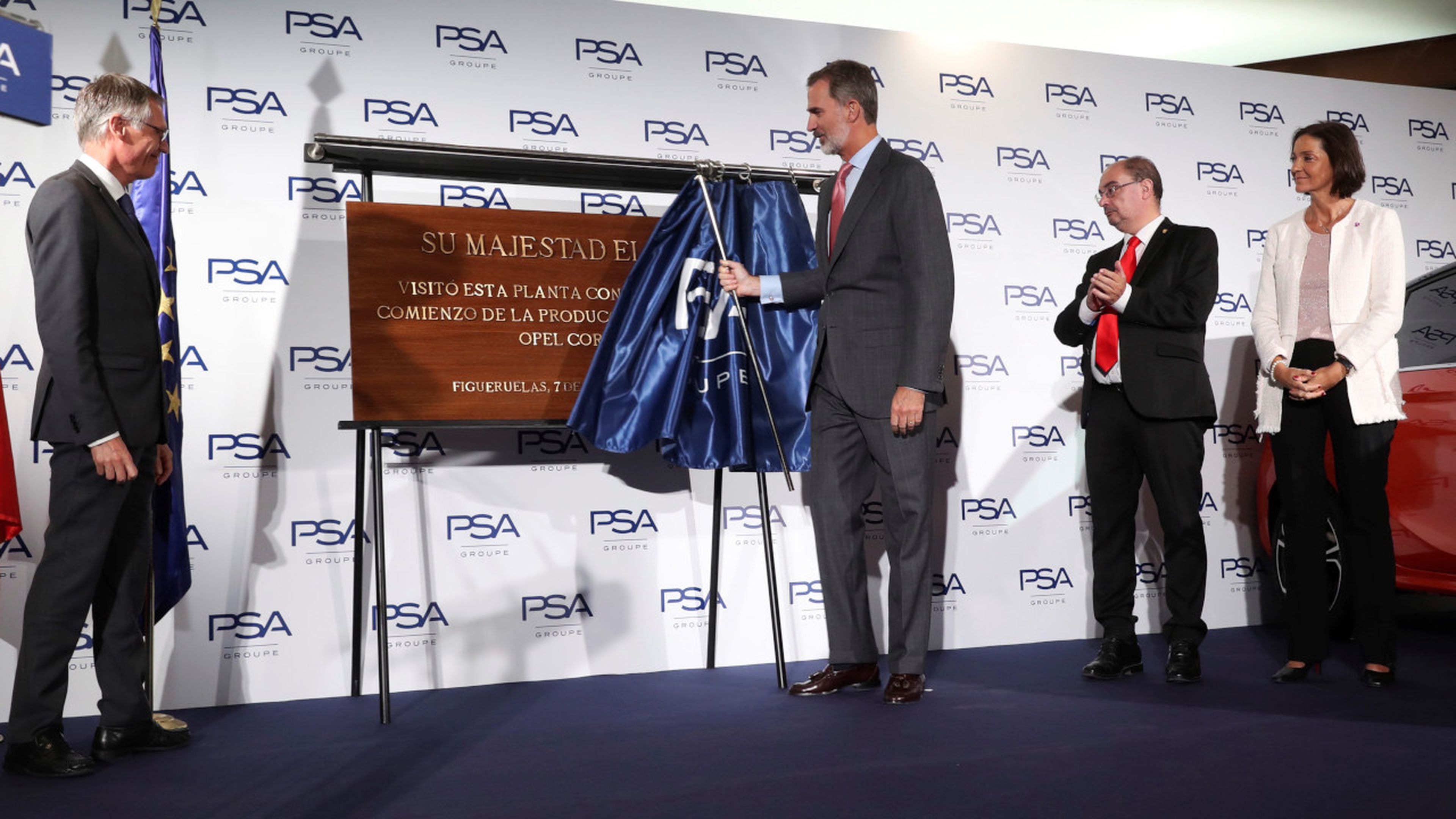 Felipe VI descubriendo la placa en su honor en la planta de PSA en Zaragoza.