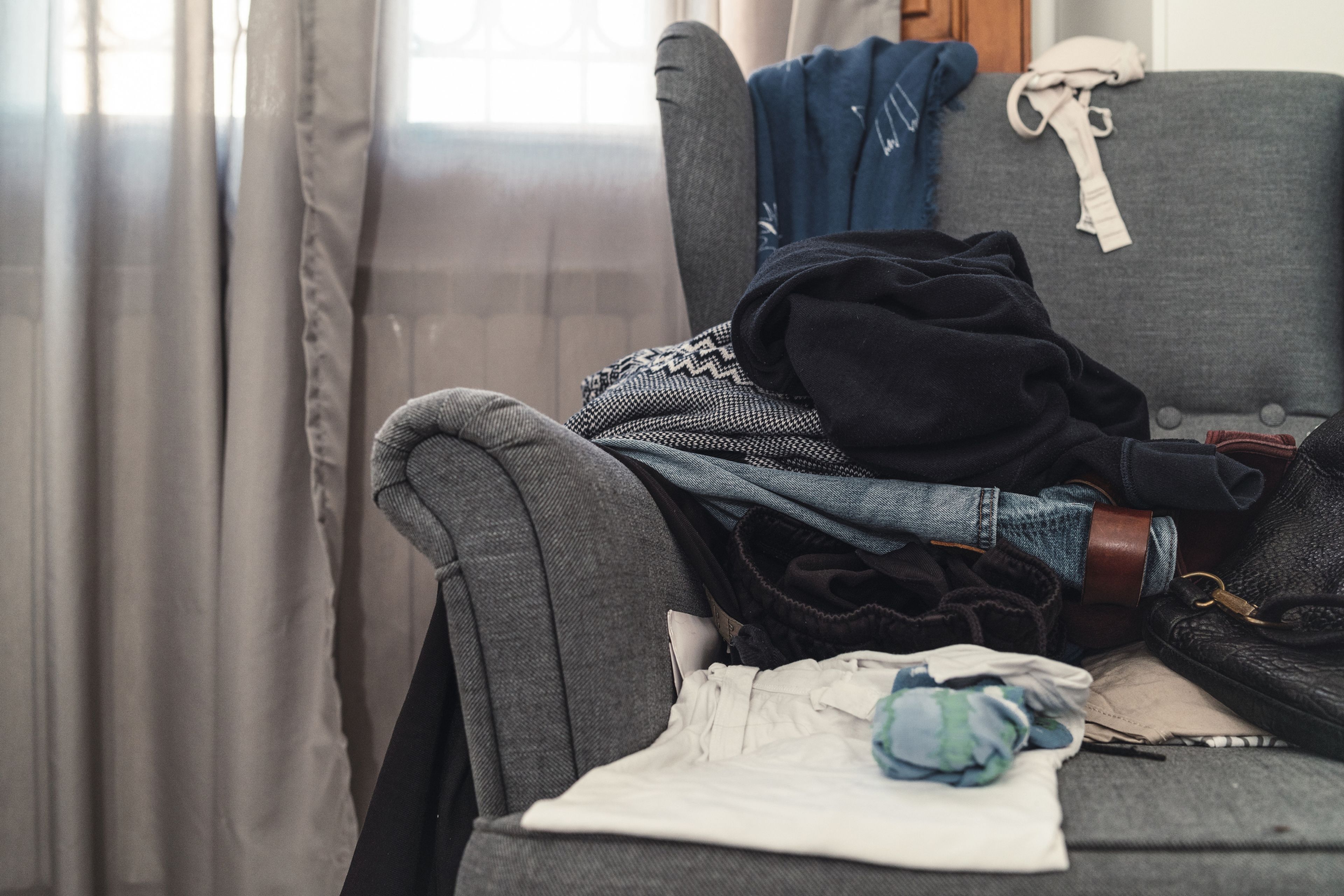 Los mejores trucos para organizar la ropa y acabar con el caos de tu armario