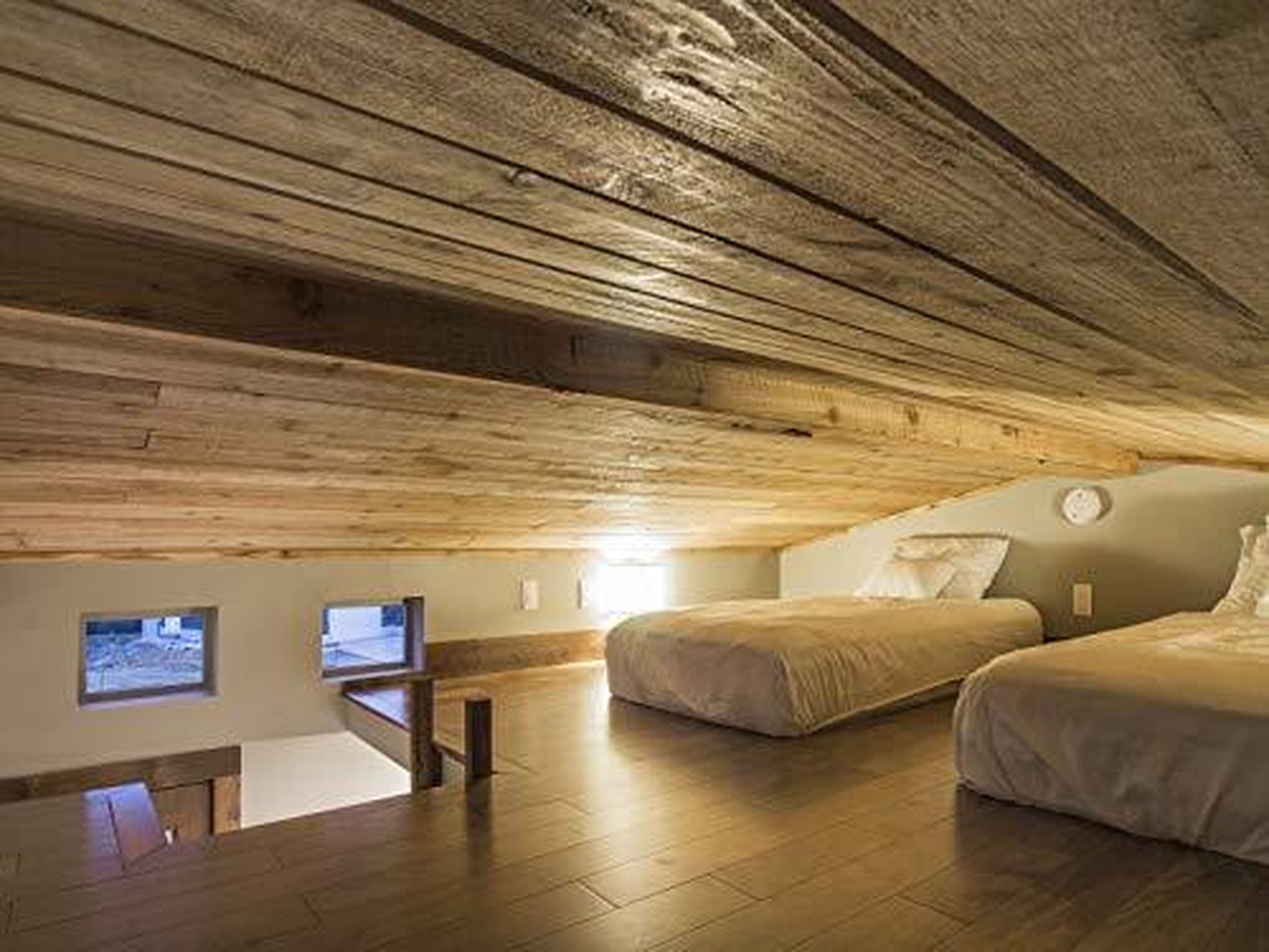 El techo inclinado hace que golpearse la cabeza tenga una probabilidad muy alta, y estar de pie en un dormitorio elevado como éste es totalmente imposible.
