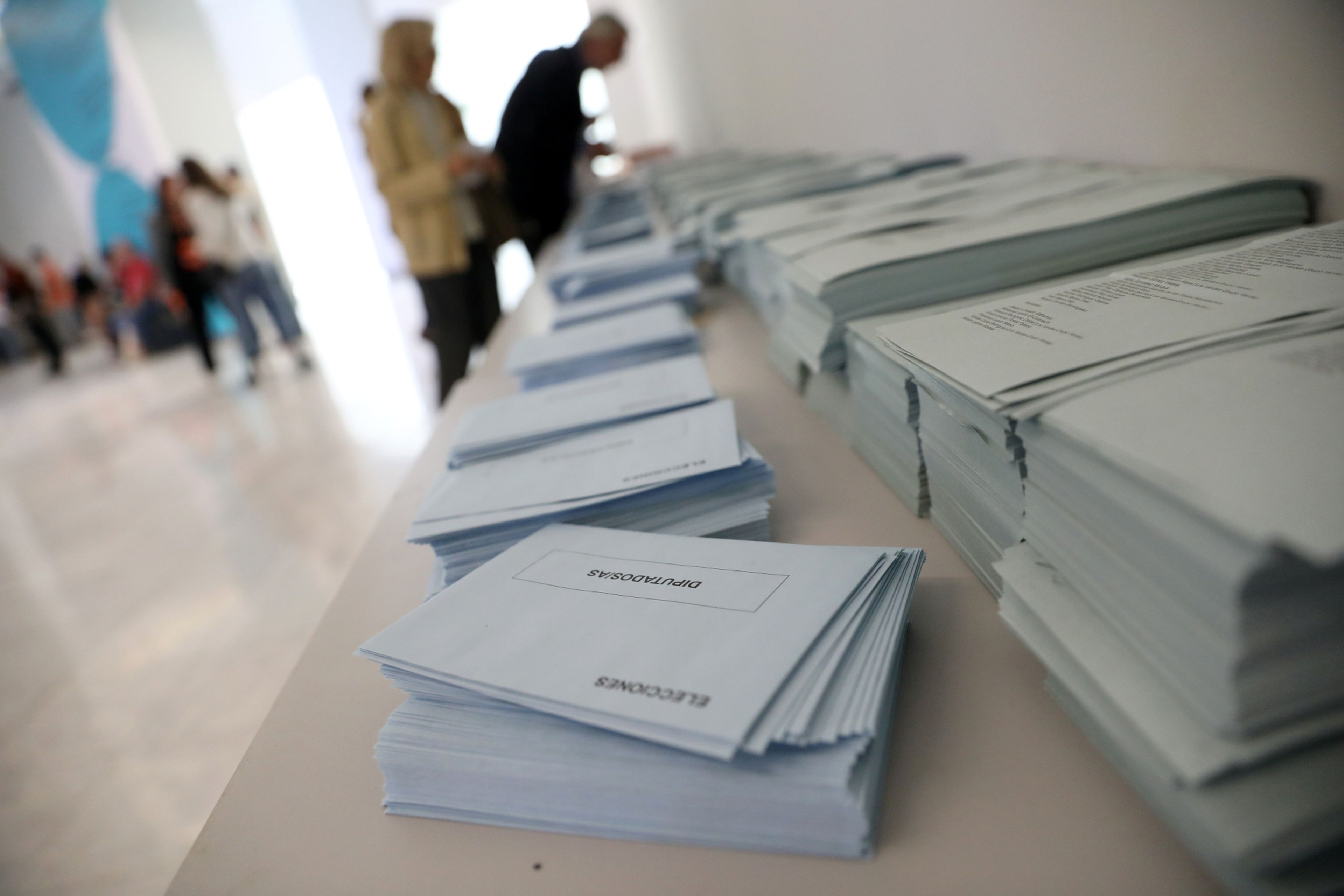 Sobres y papeletas de voto en un colegio electoral durante las elecciones generales del 28 de abril de 2019