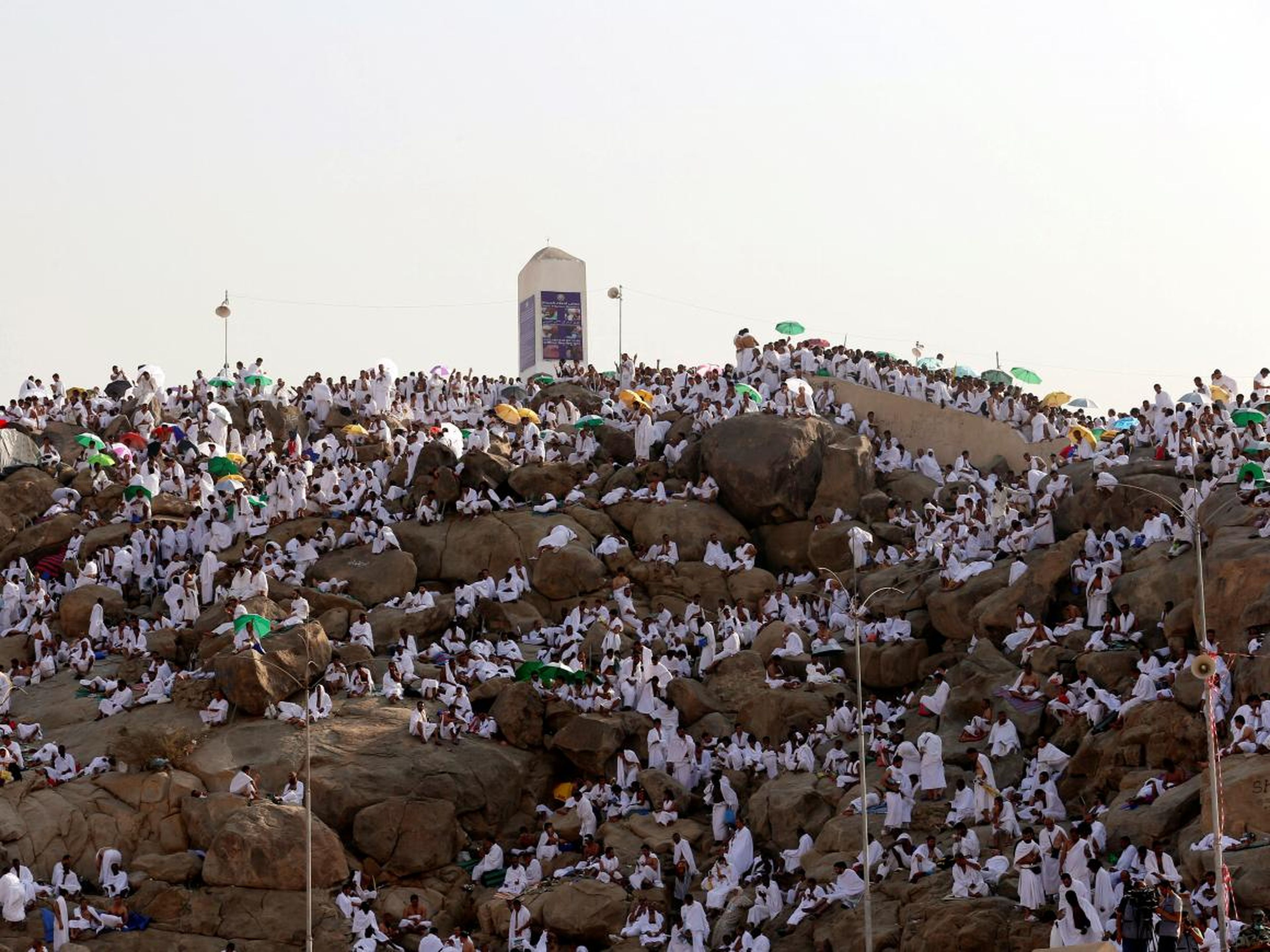 Los peregrinos musulmanes se reúnen en el Monte de la Misericordia en las llanuras de Arafat durante la peregrinación anual del haj, en las afueras de la ciudad sagrada de La Meca, Arabia Saudí, el 11 de septiembre de 2016.