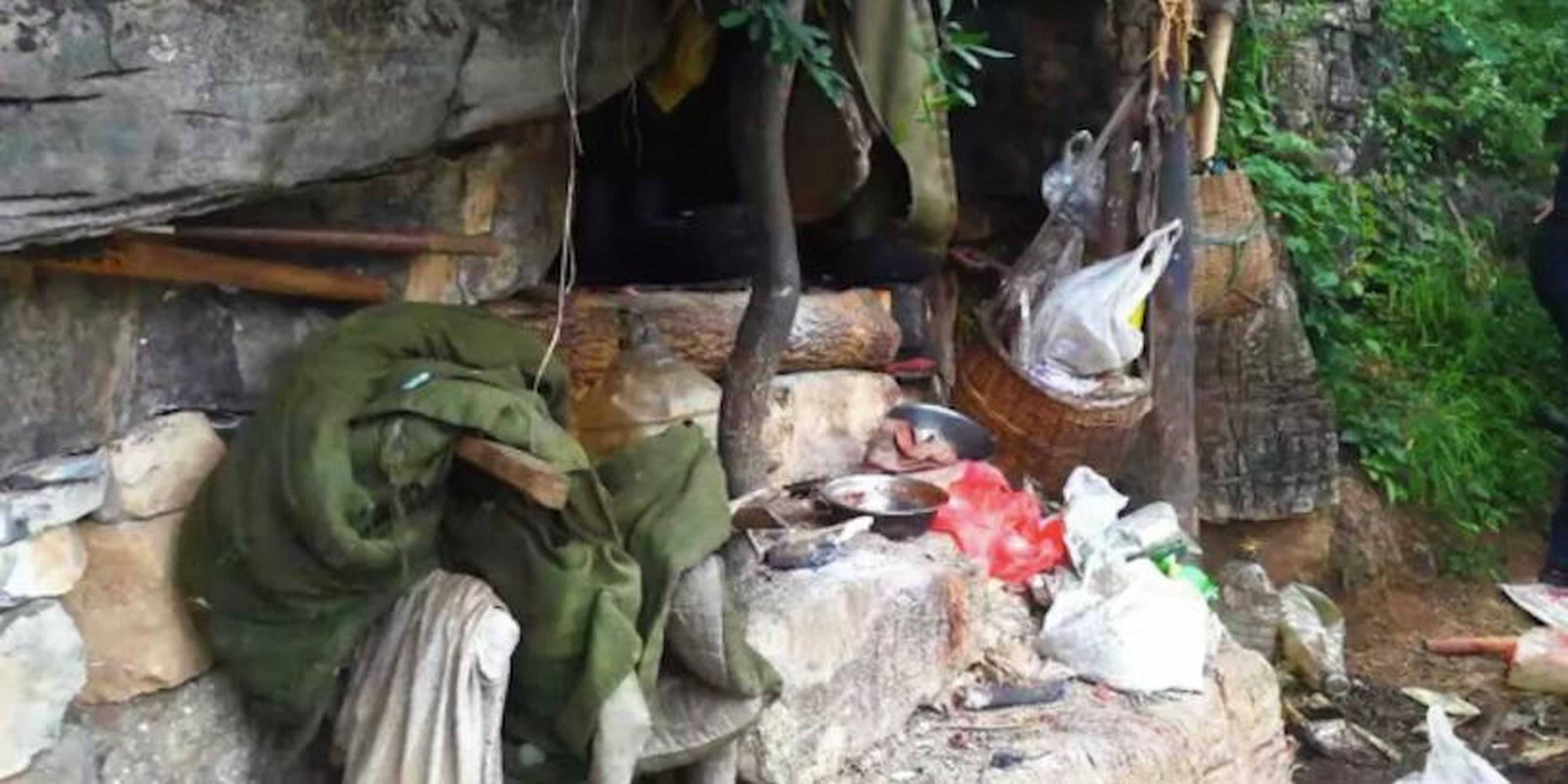 La "casa" de Song estaba incrustada dentro de una cueva de menos de 2 metros cuadrados, según la Policía de Yongshan.