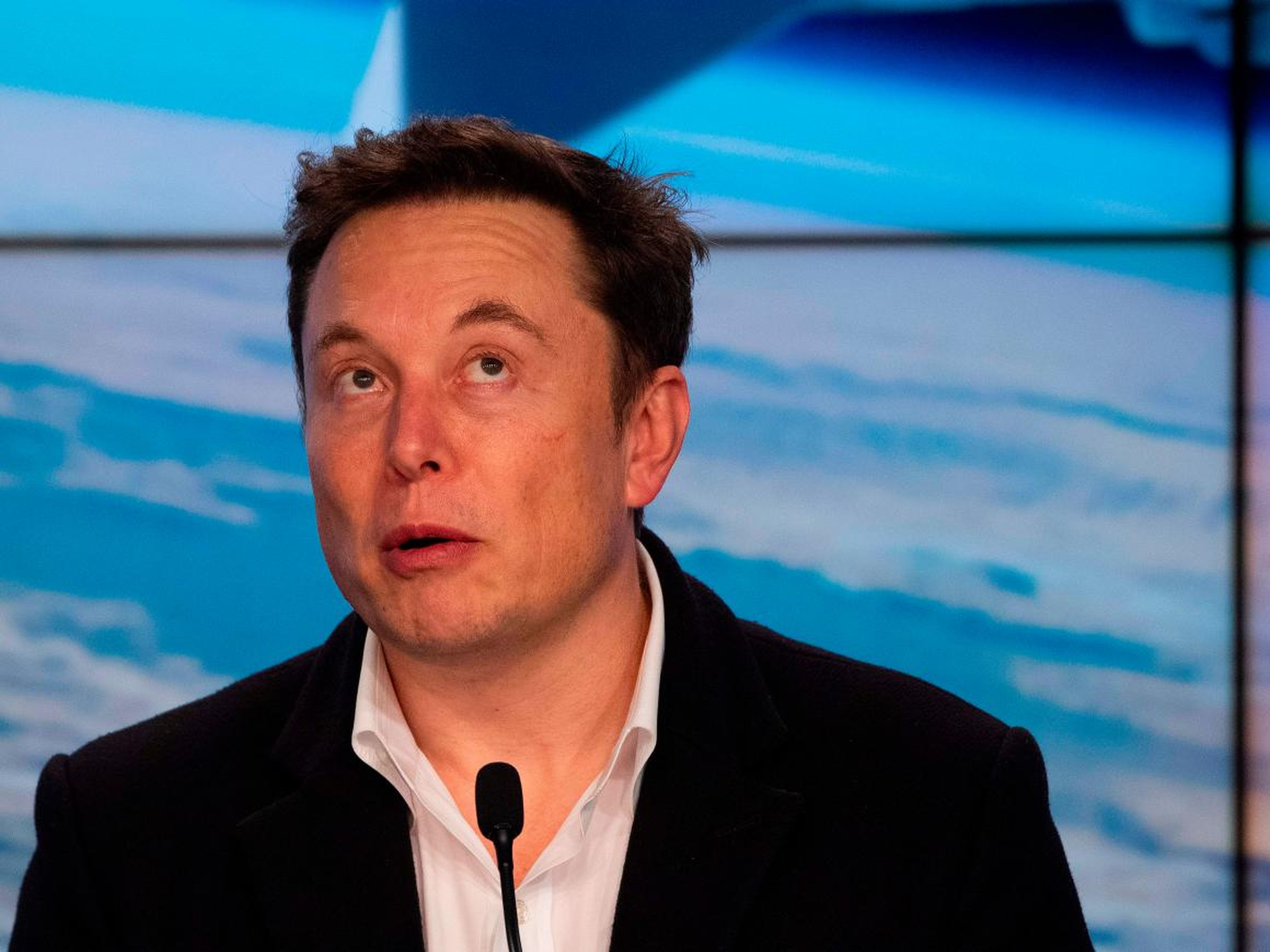 Elon Musk, director ejecutivo de SpaceX y Tesla, habla durante una conferencia de prensa tras el lanzamiento de la misión SpaceX Crew Dragon Demo en el Centro Espacial Kennedy de Florida el 2 de marzo de 2019.