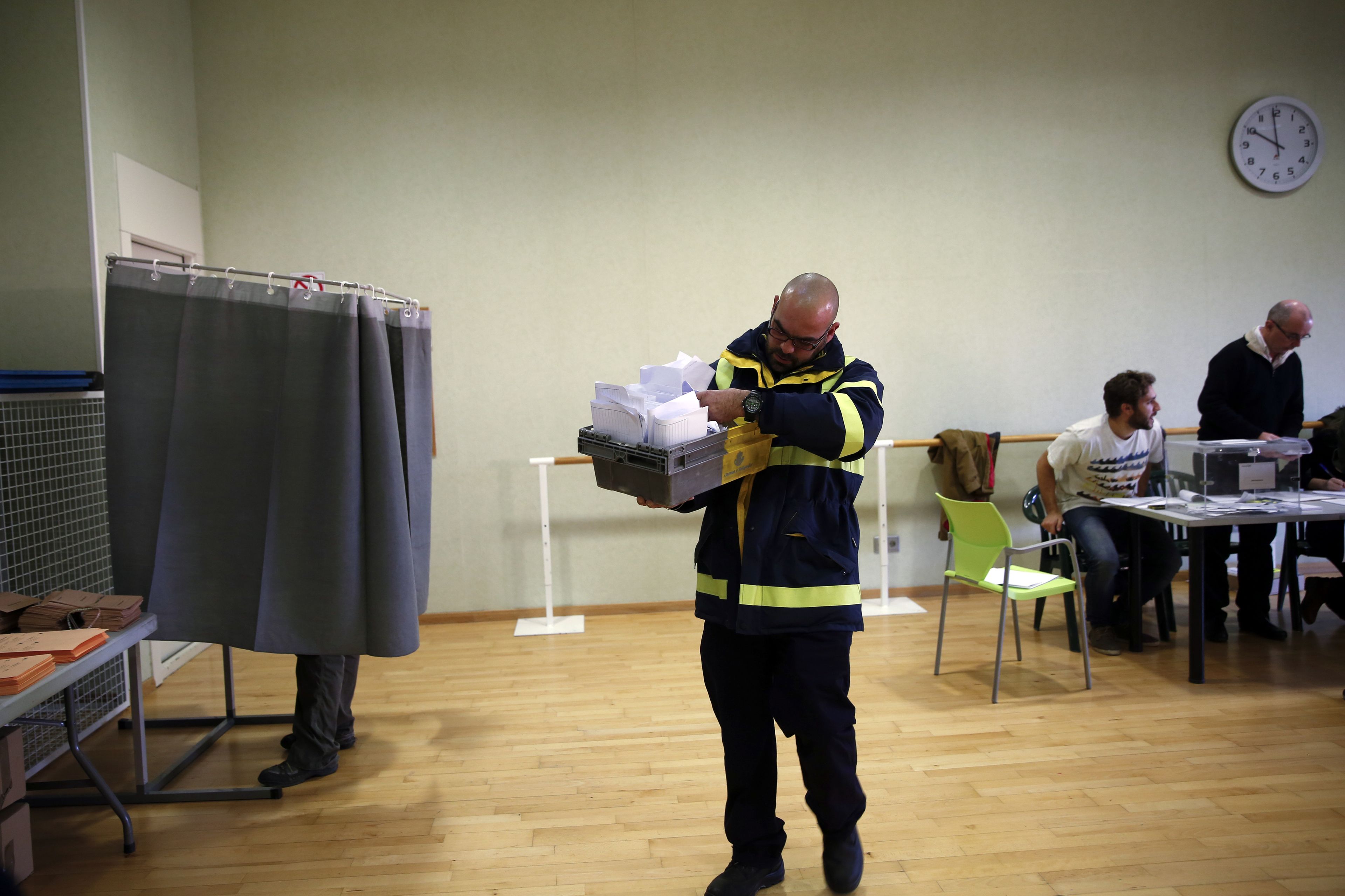 Un trabajador de Correos entrega votos en Pozuelo de Alarcón, Madrid, en diciembre de 2015.