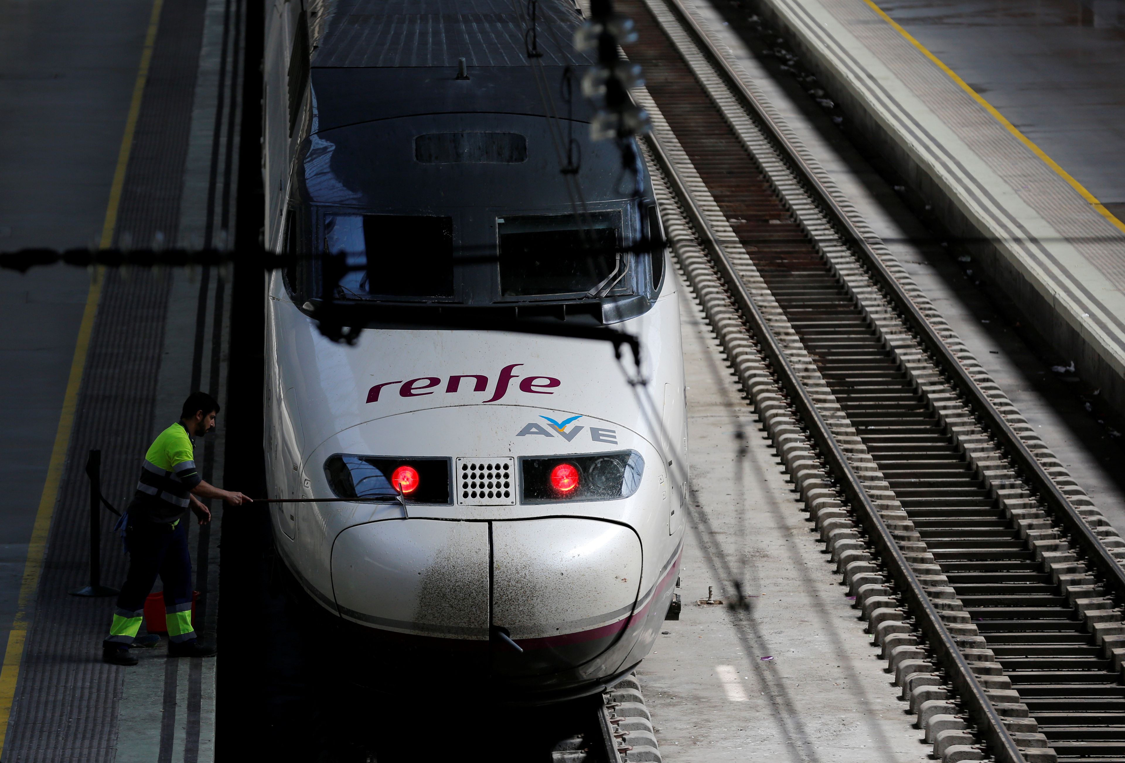 Un trabajador limpia un tren AVE en la estación de Sevilla Santa Justa