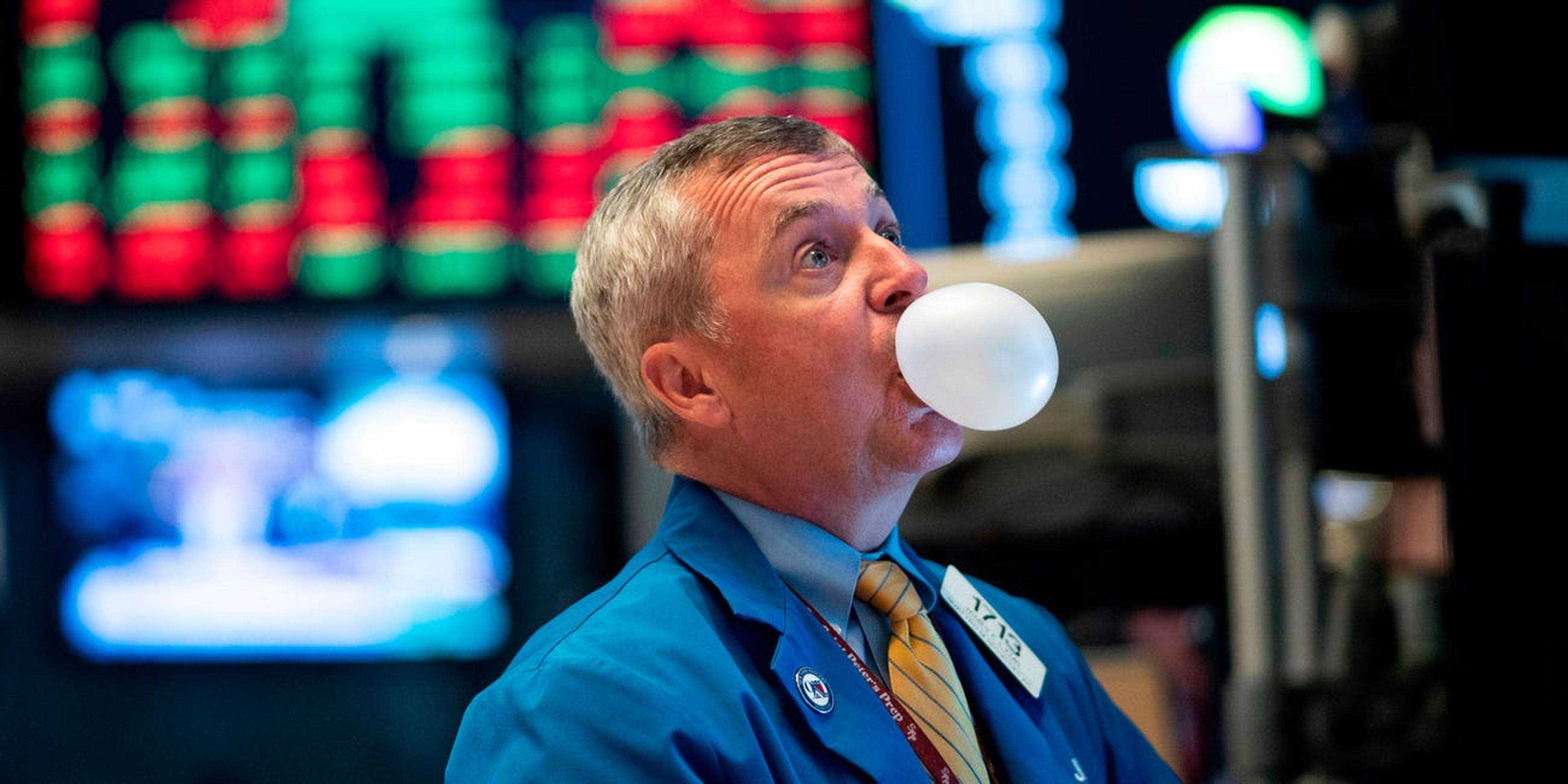 Un trader de Wall Street observa la evolución de los mercados mascando chicle