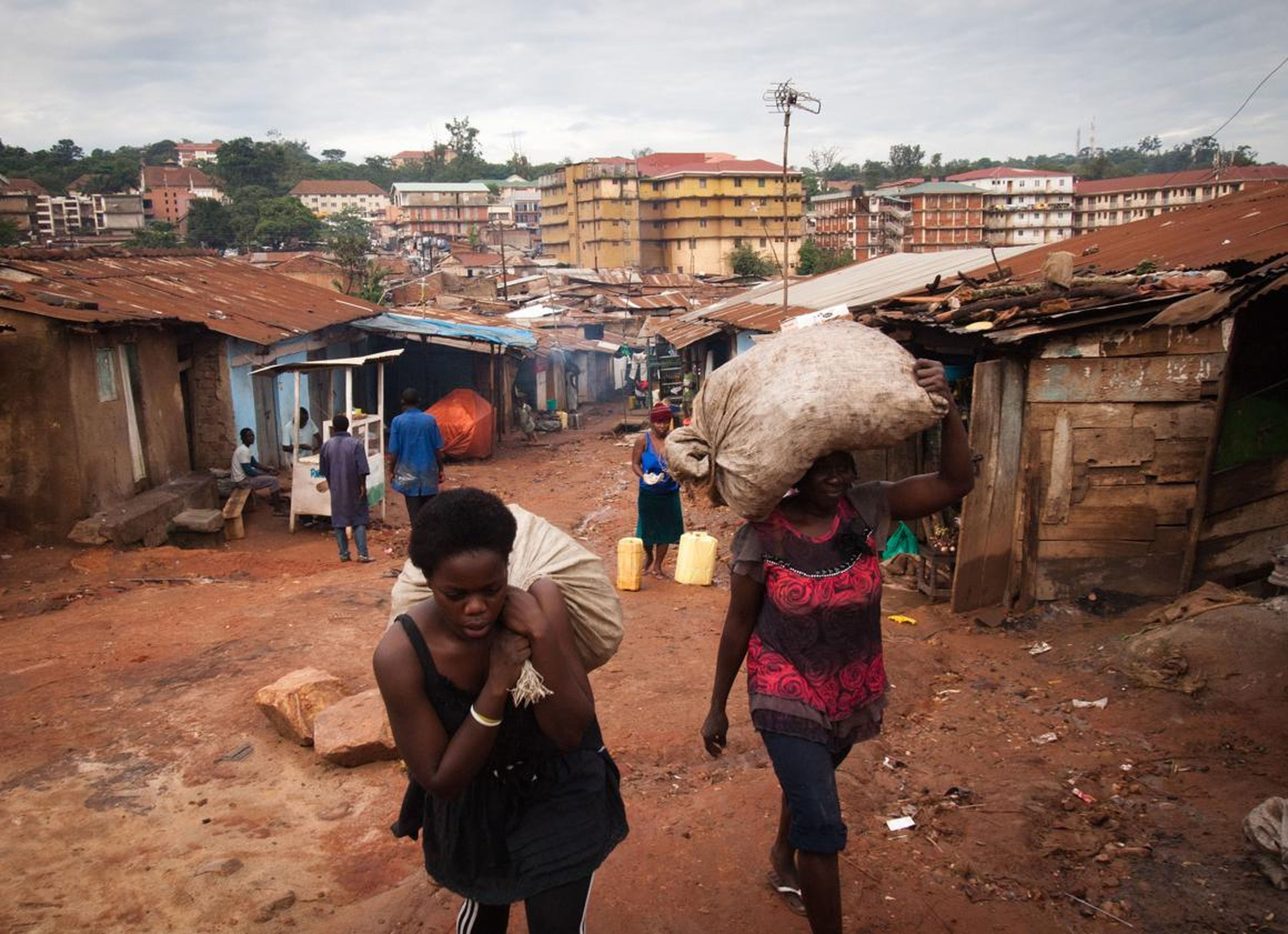 Varias mujeres portan sacos de cáscaras de plátanos en Kataanga, Uganda.
