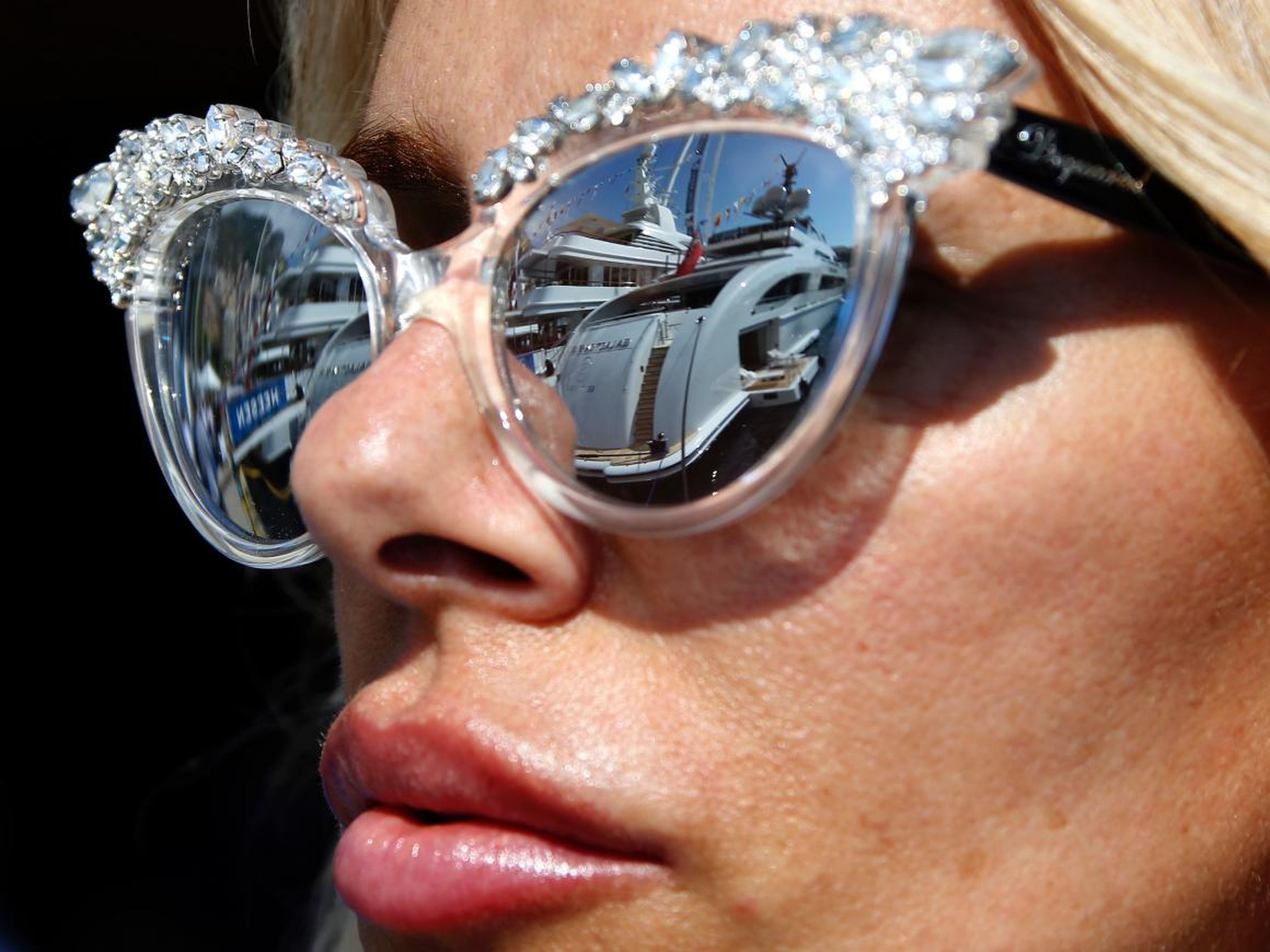 Фото отражение в очках. Отражение в очках. Красивое отражение в очках. Очки с отражением. Солнцезащитные очки с отражением.