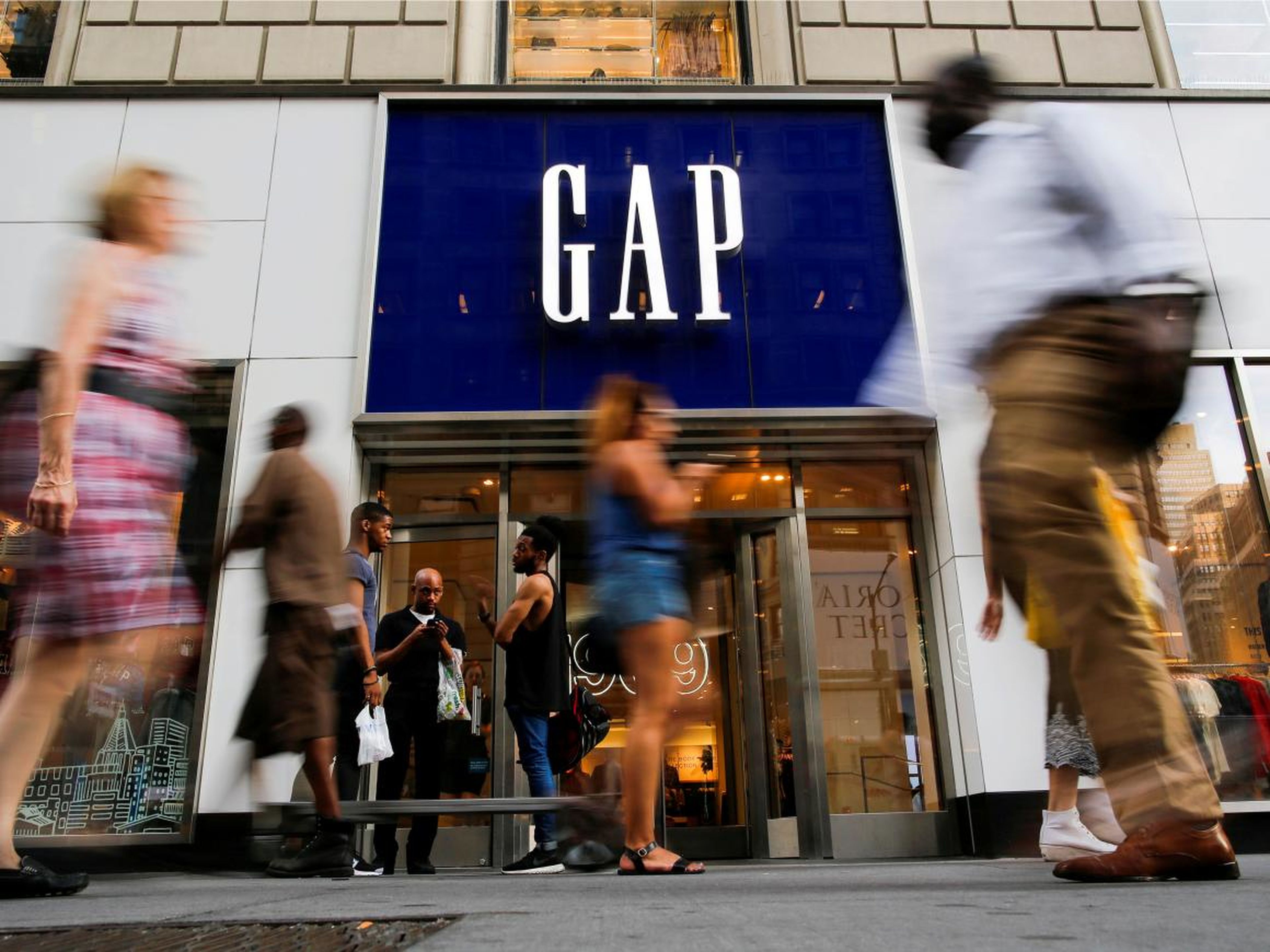 FOTOS DE ARCHIVO: La gente pasa por la tienda de ropa GAP en Manhattan, Nueva York.