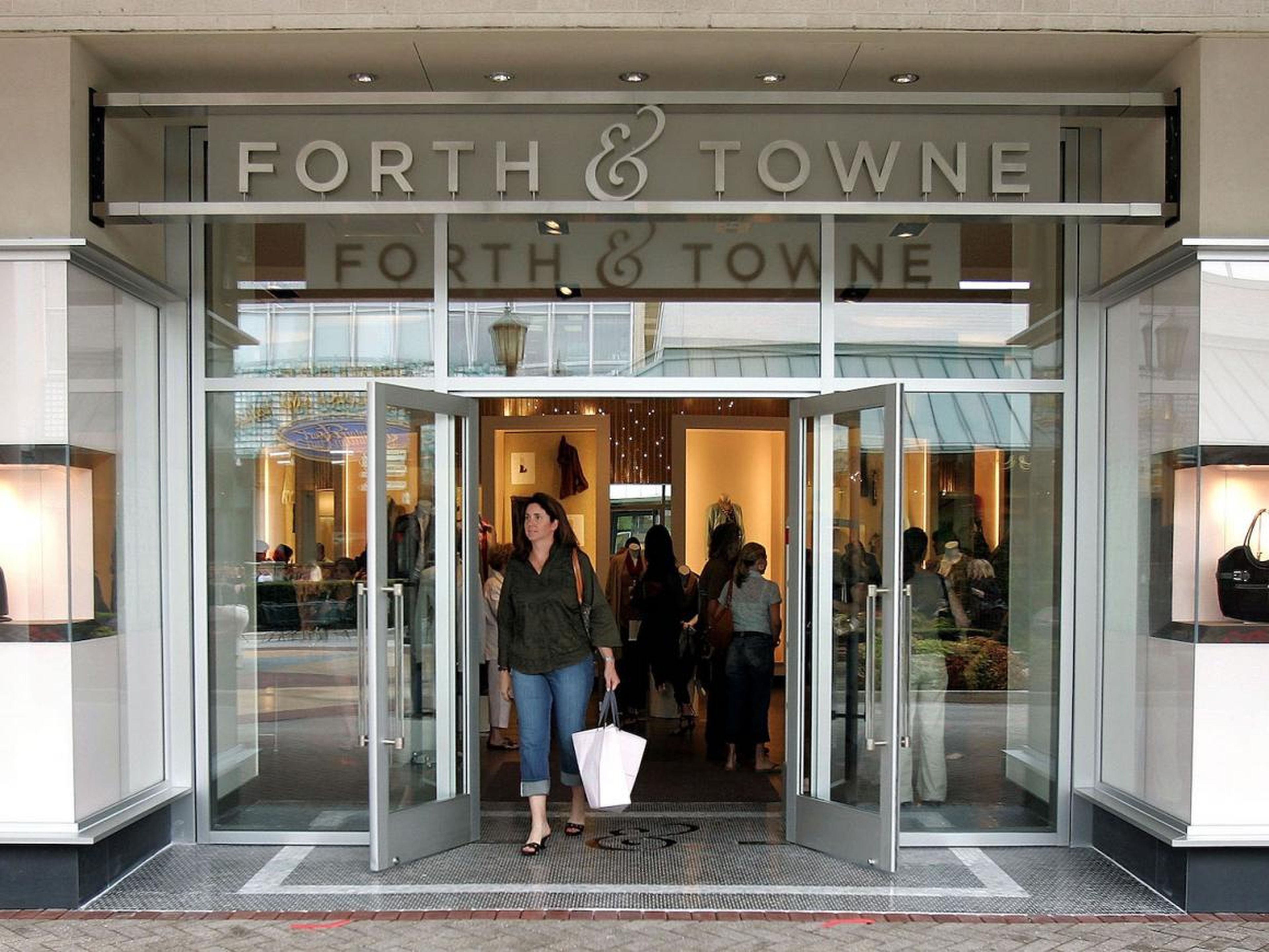 En 2007, Gap cerró Forth & Towne 18 meses después de lanzarlo. La tienda estaba destinada a mujeres de 35 años o más.