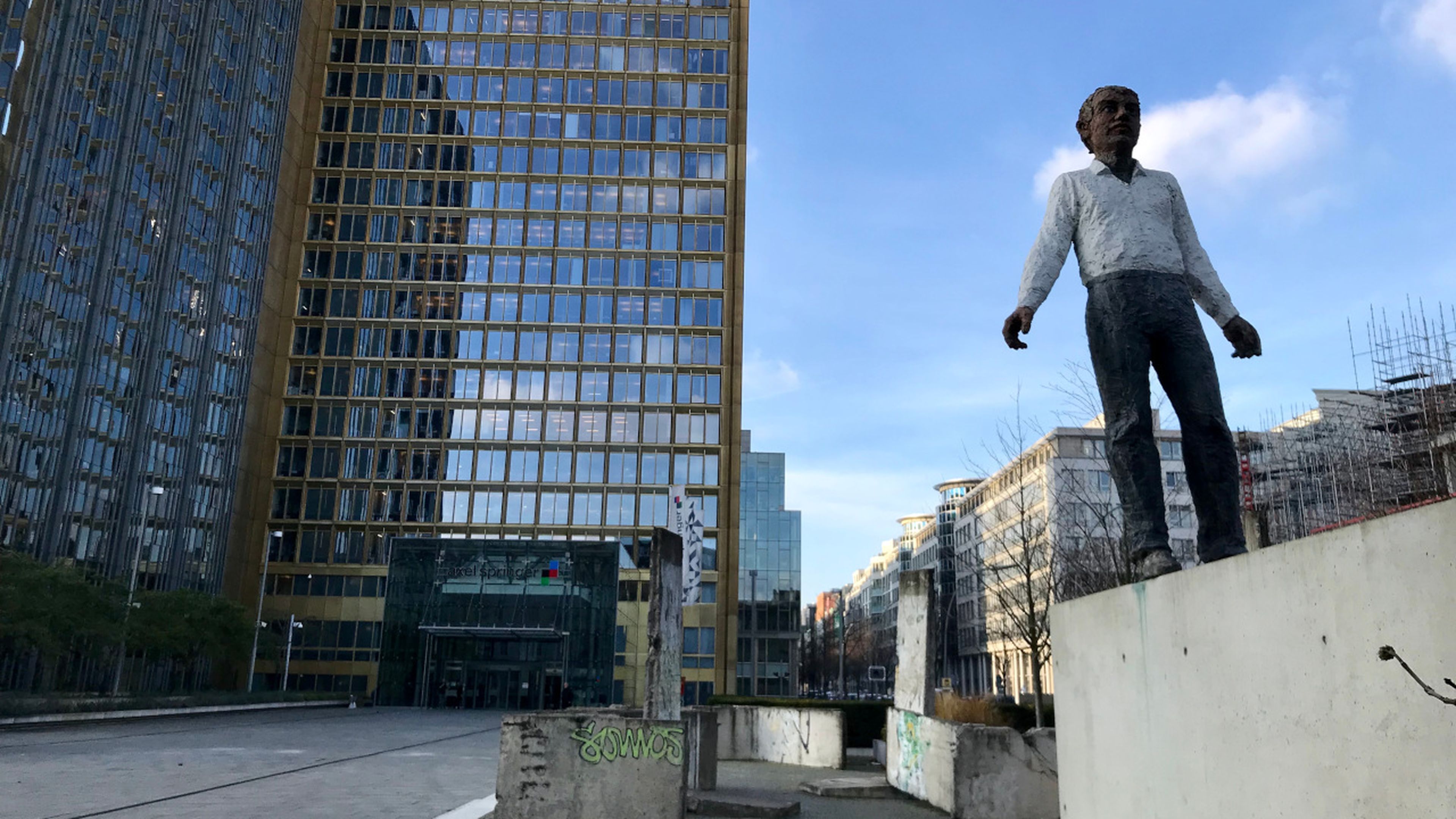 Estatua erigida en honor a Axel Springer en Berlín, ante la sede de Axel Springer AG en Berlín.