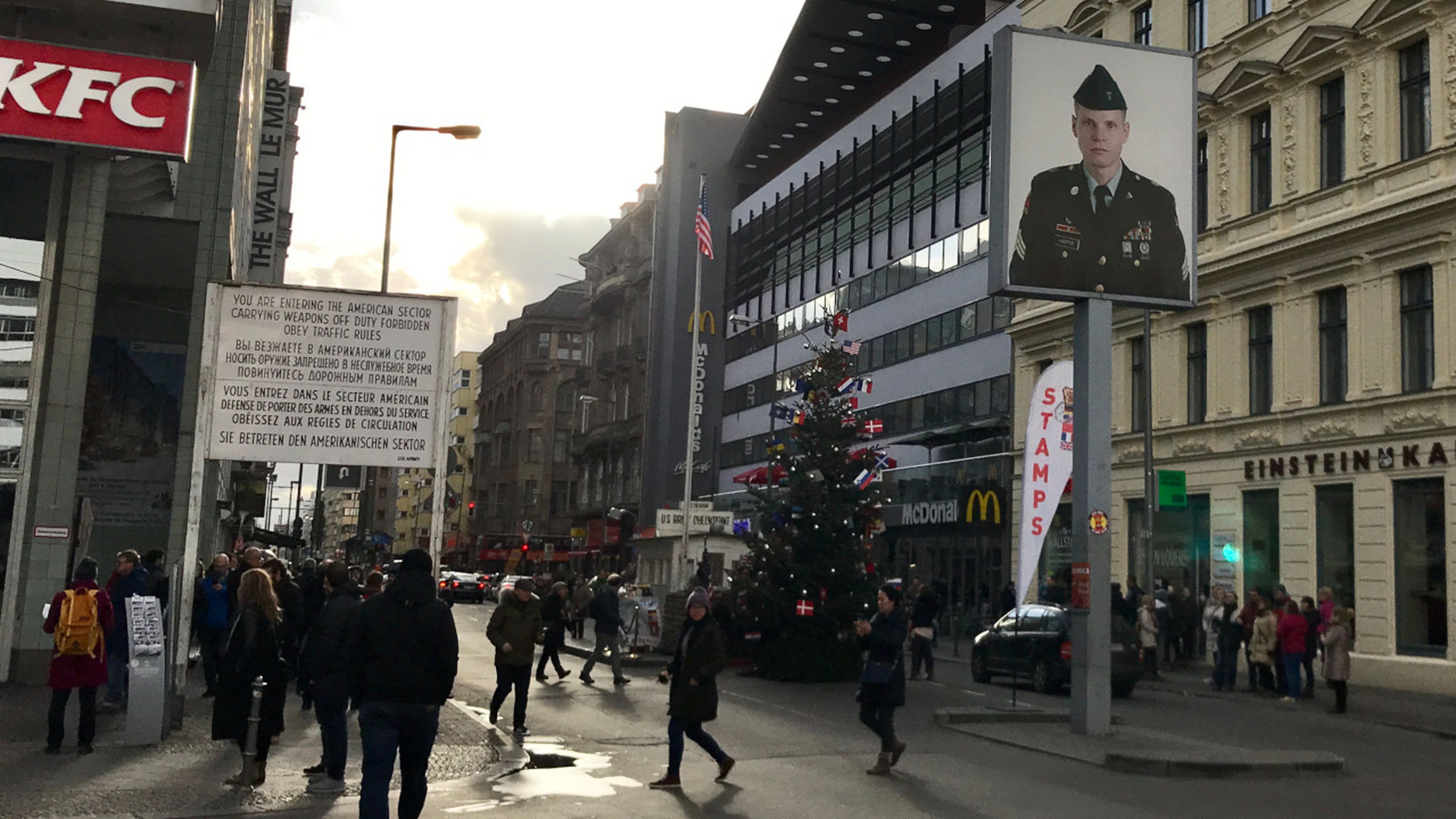 Estampa actual del mítico Checkpoint Charlie de Berlín.