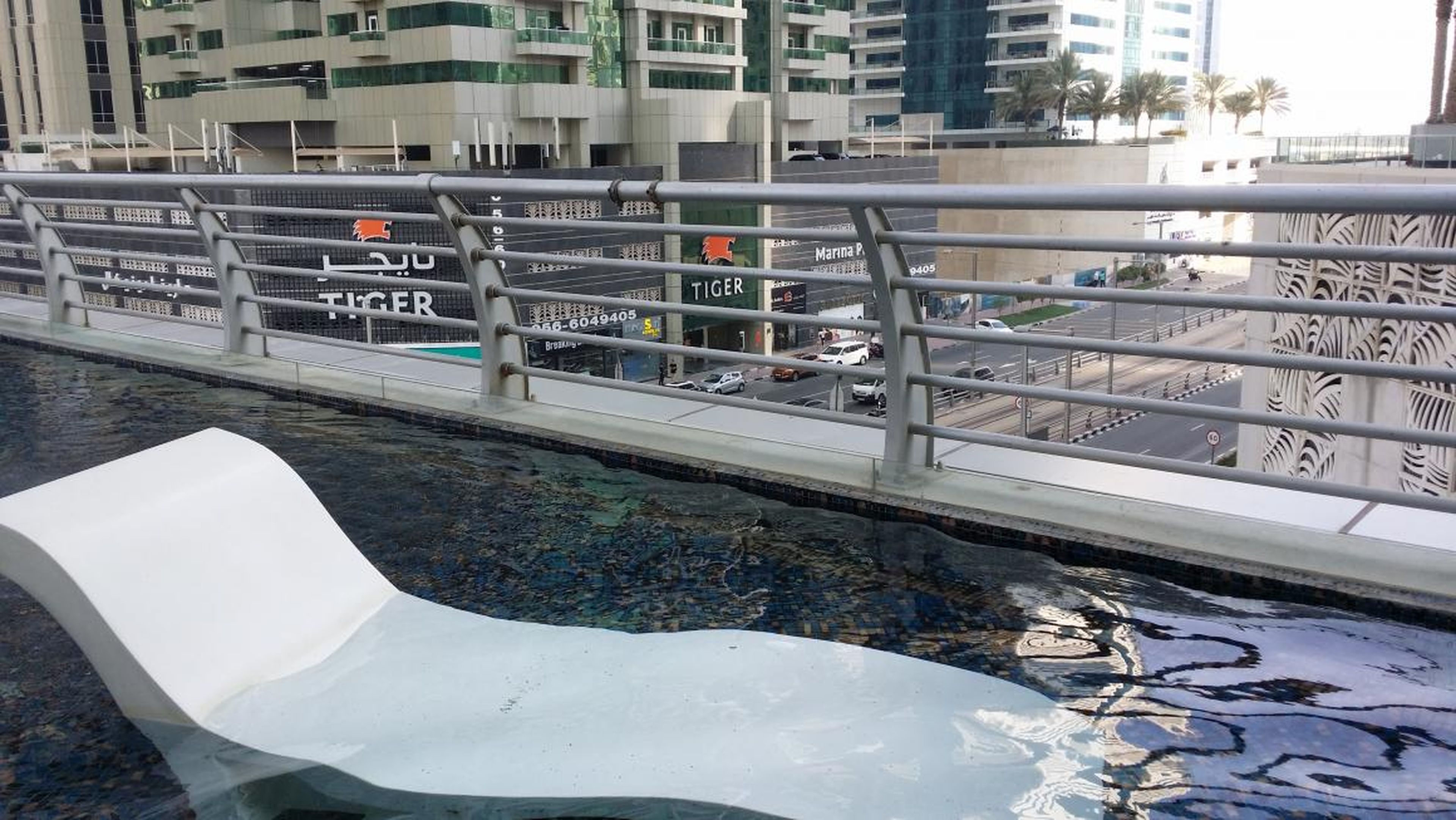 Parte de la piscina exterior del sexto piso de la Princess Tower de Dubai.