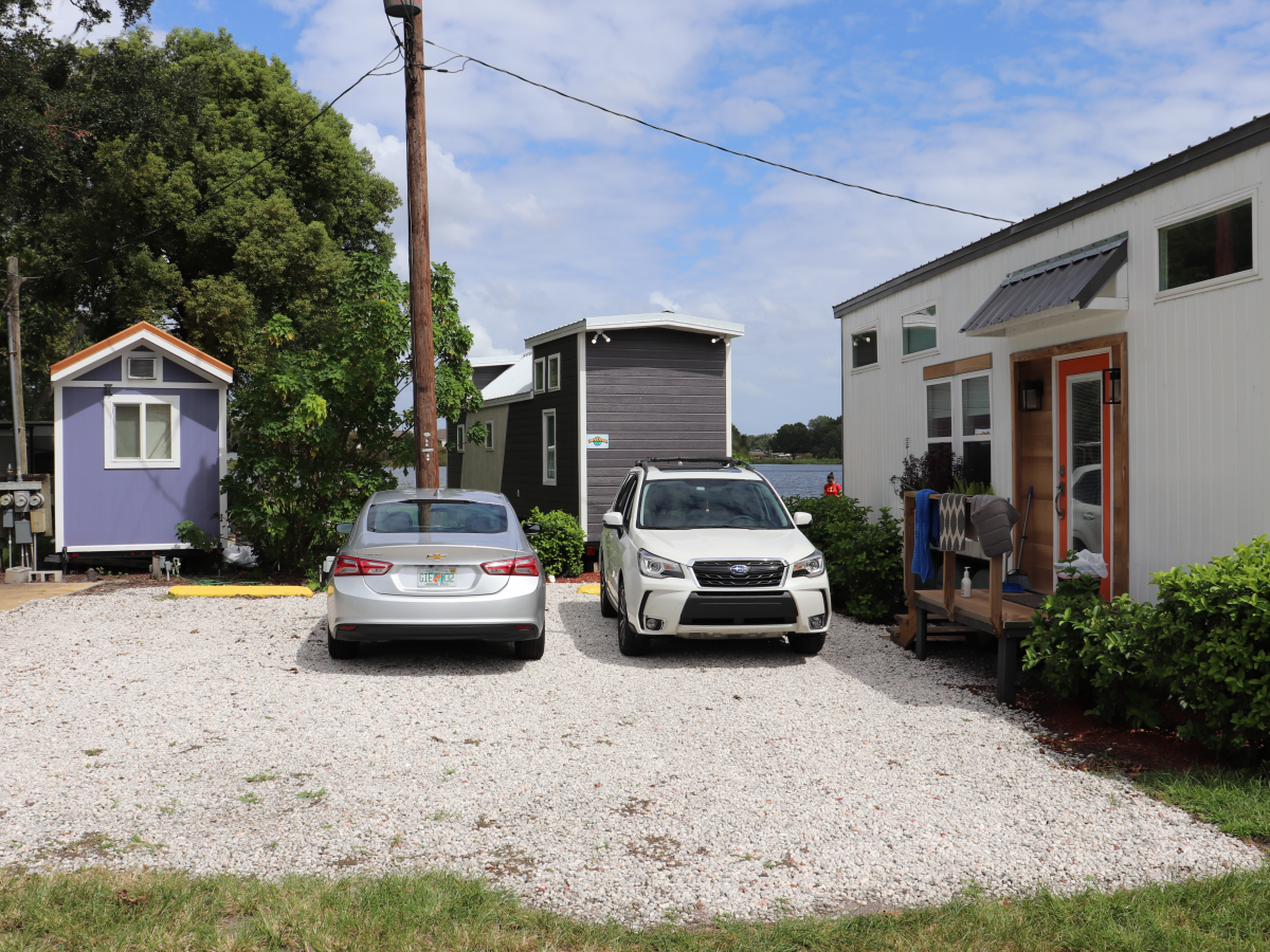 Tres pequeñas casas de la comunidad