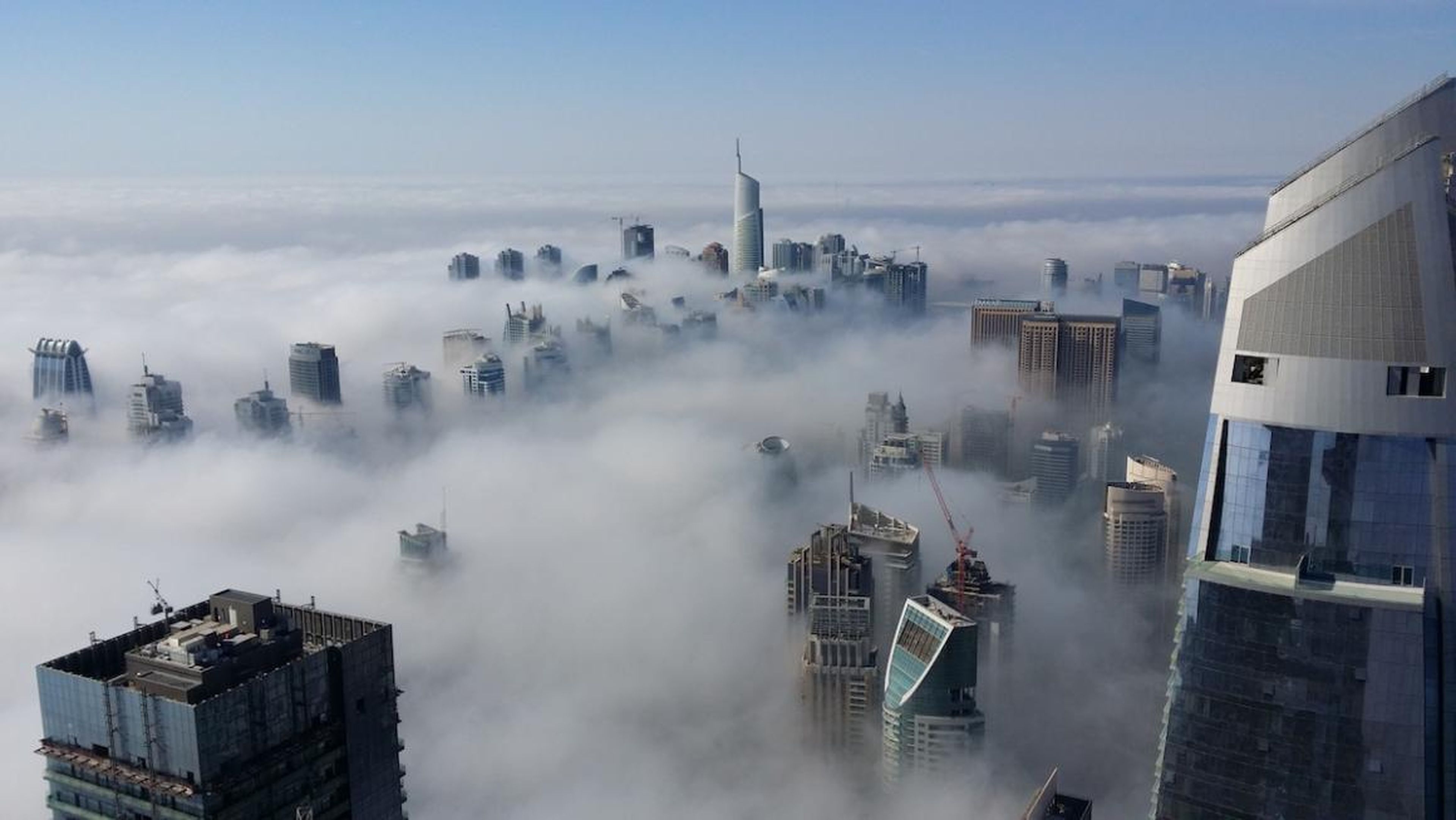 Una mañana de niebla en Dubai vista desde el piso 88 de la Princess Tower.