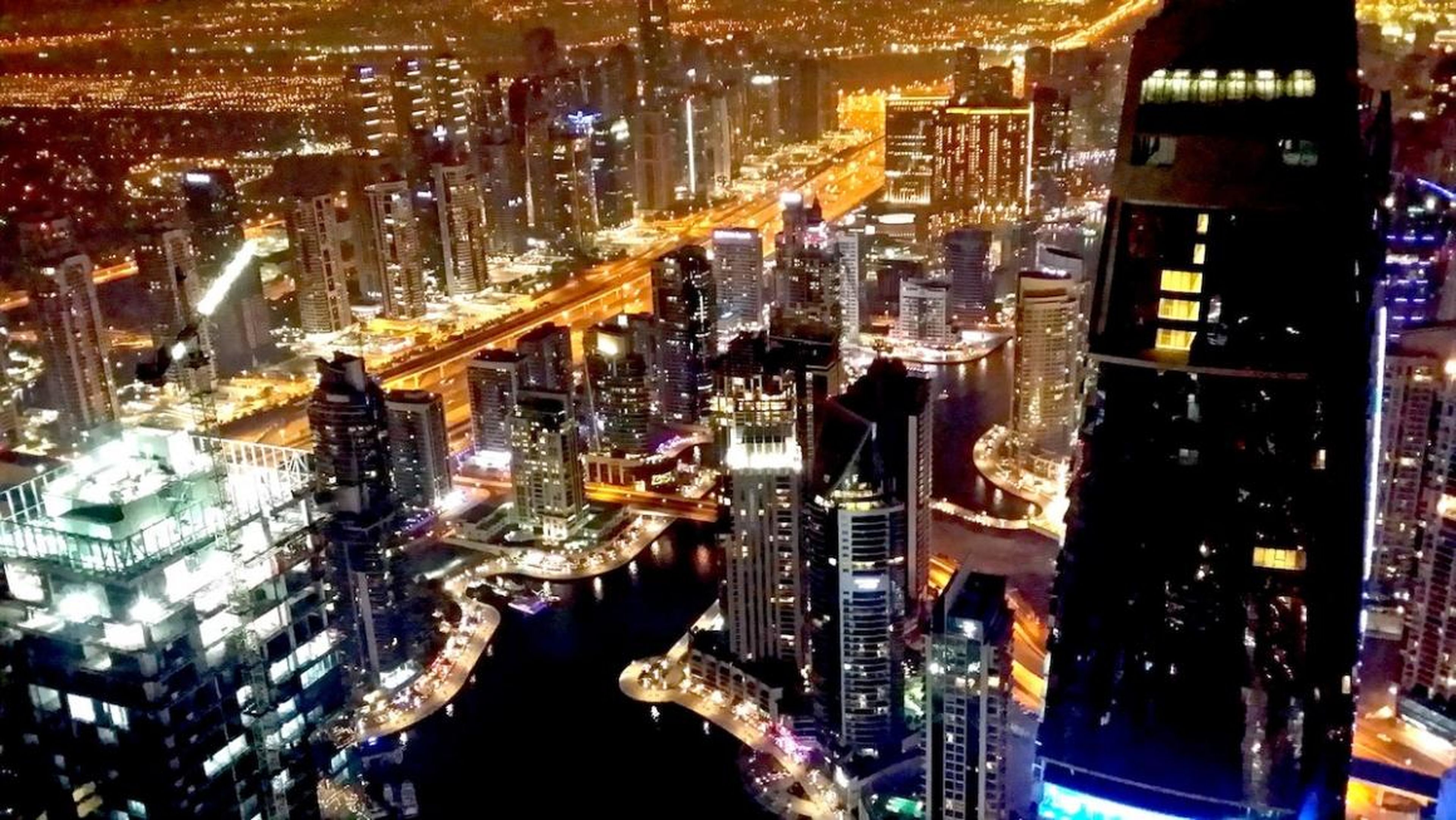 La vista desde un ático del piso 88 en la Princess Tower de Dubai por la noche.