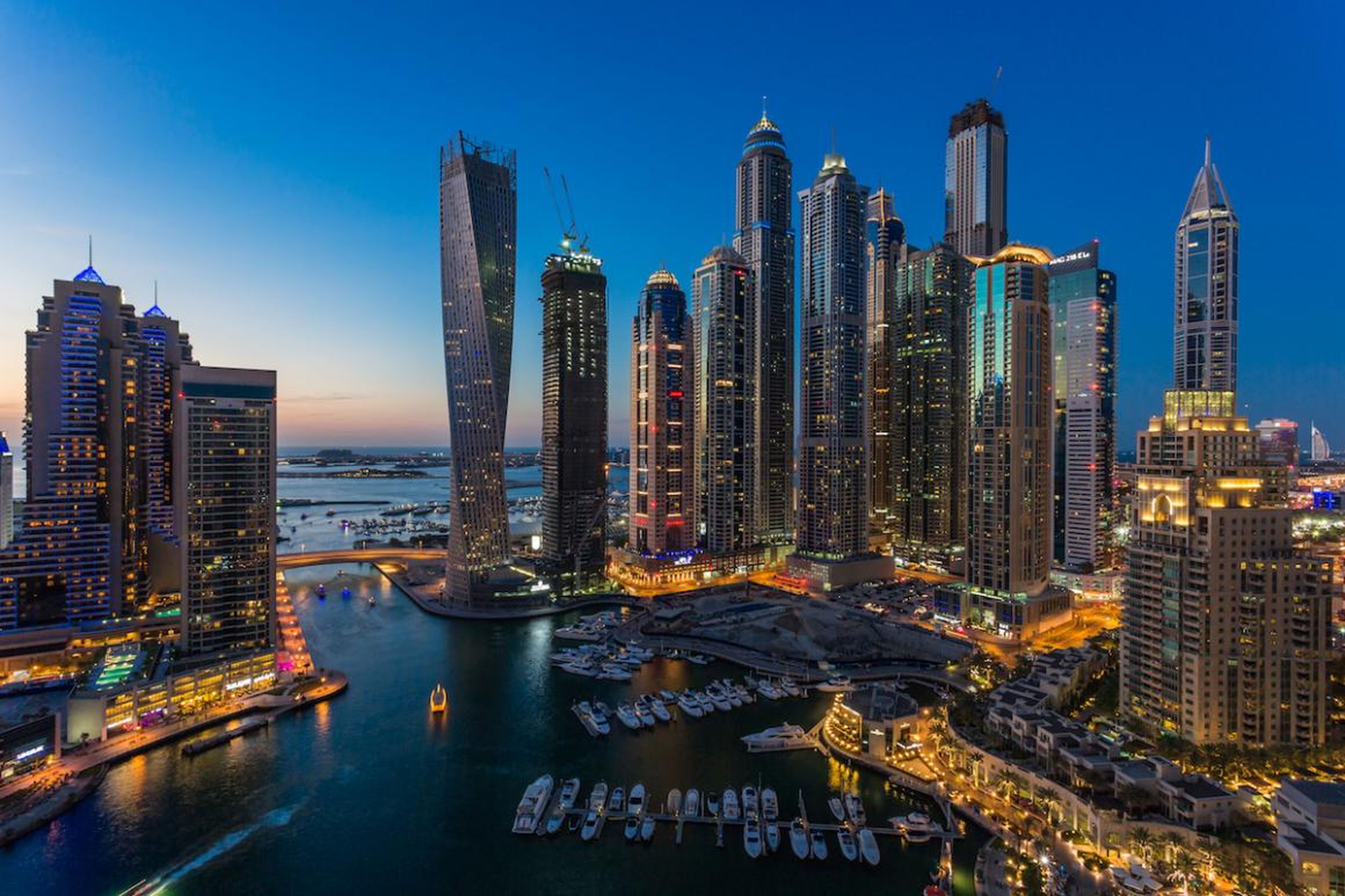 Una vista nocturna de la Princess Tower y el puerto deportivo de Dubai.