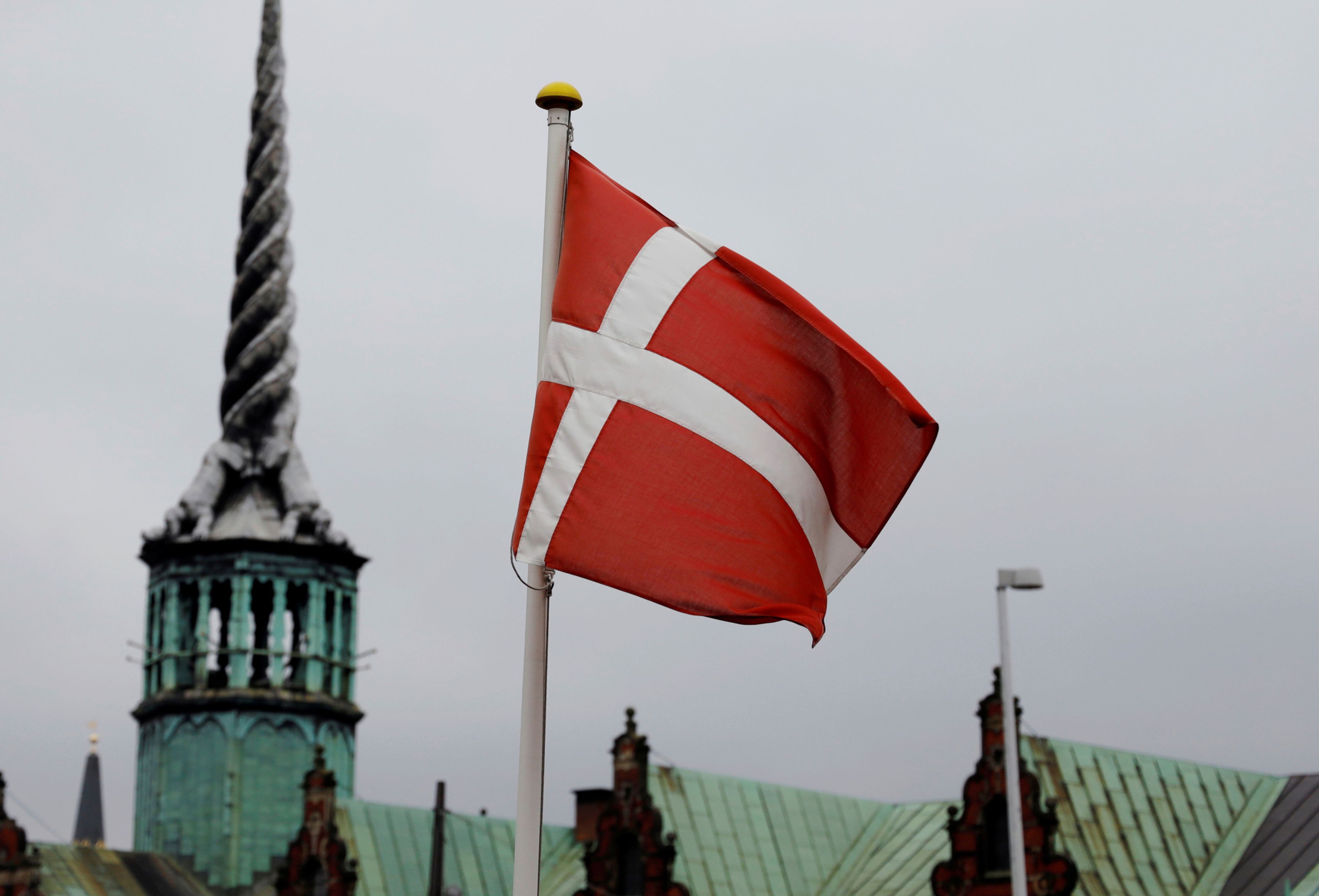 La bandera danesa ondea en Copenhague