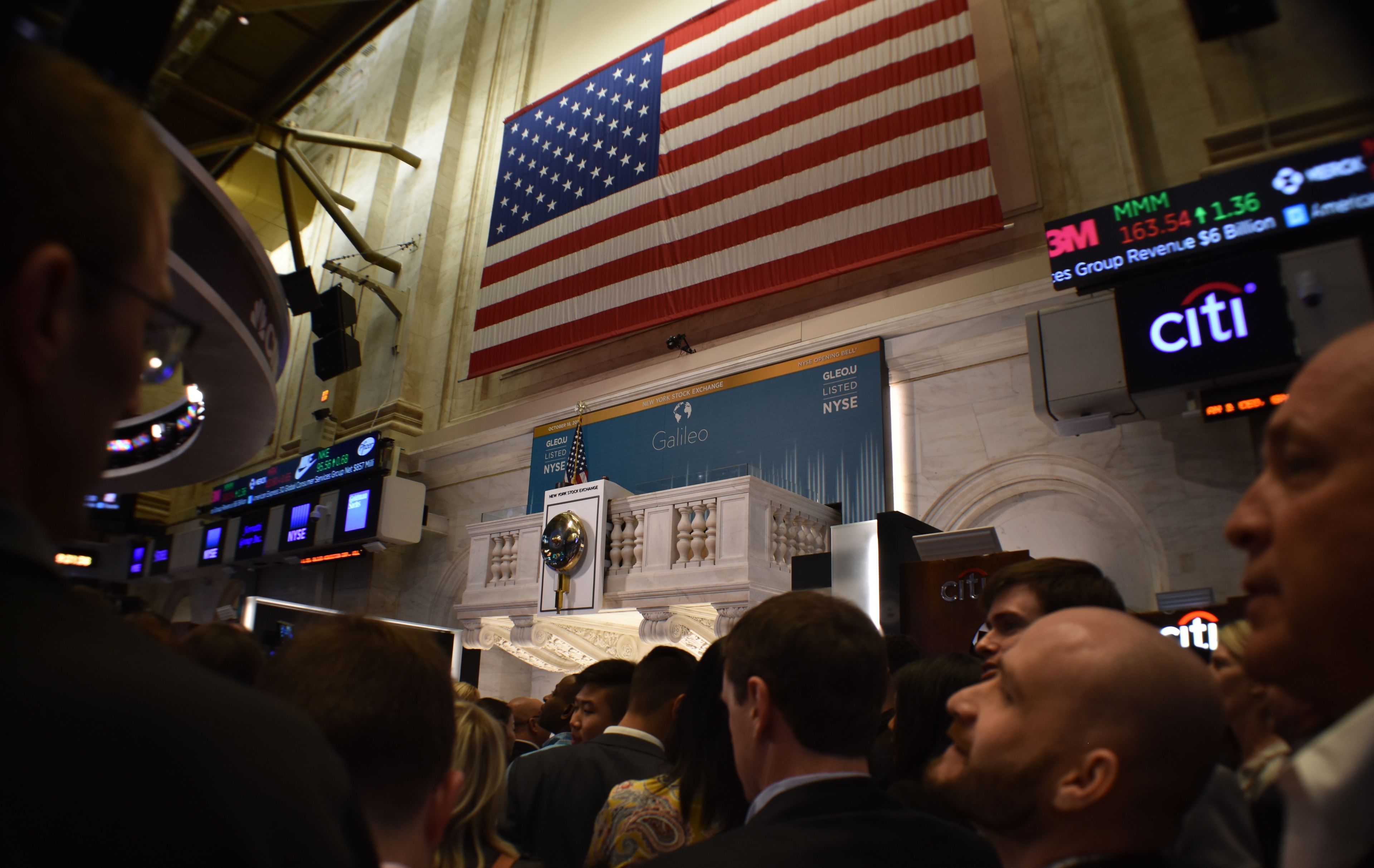 La bandera de Estados Unidos, preside el llamado "podium" en Wall Street.